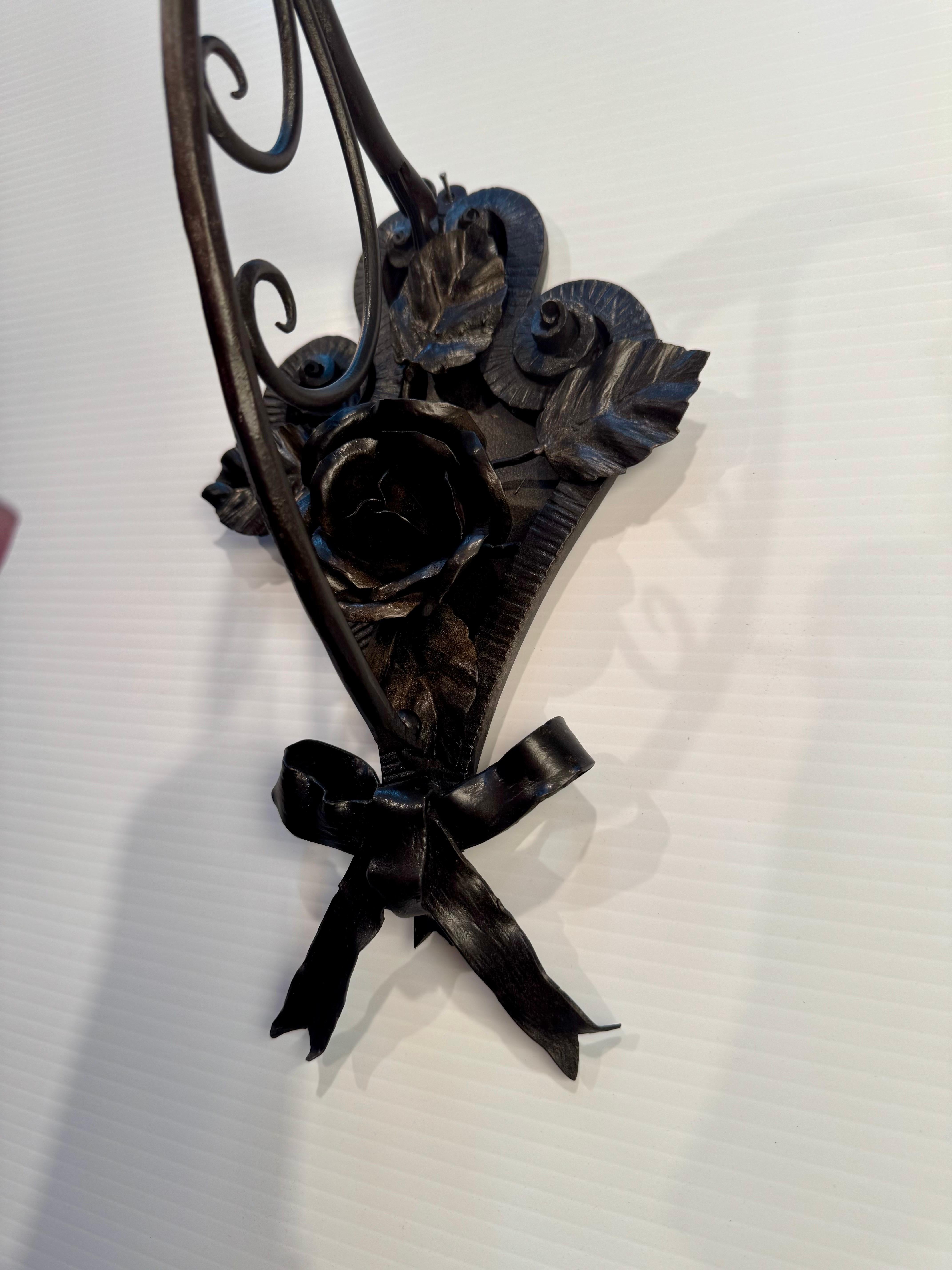 Fait main Paire d'appliques murales en fer forgé Art Deco en vente