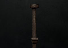 Un par de perros de fuego de hierro forjado