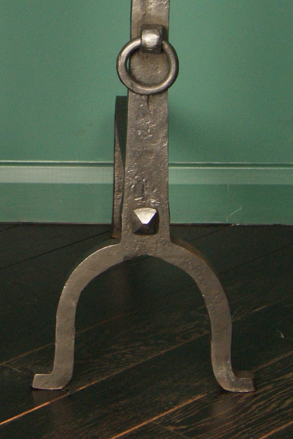 Ein Paar schmiedeeiserne Kresset-Kamin-Andirons (Moderne der Mitte des Jahrhunderts) im Angebot