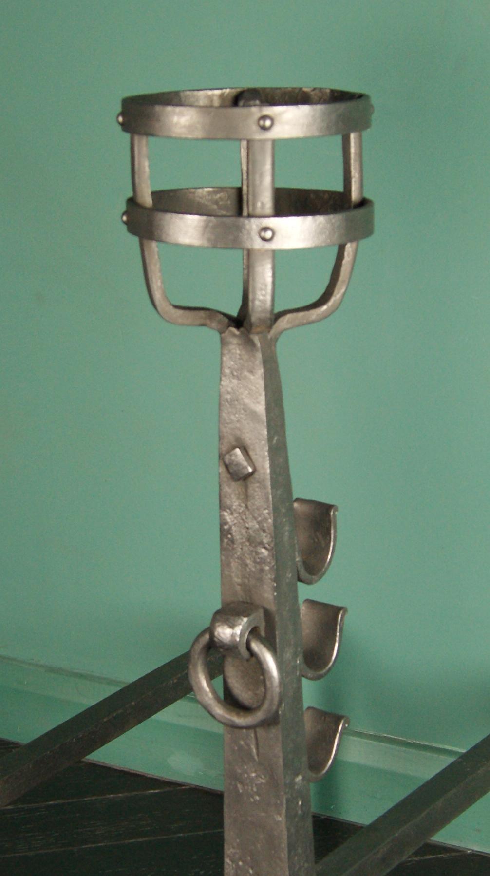 Ein Paar schmiedeeiserne Kresset-Kamin-Andirons (Englisch) im Angebot
