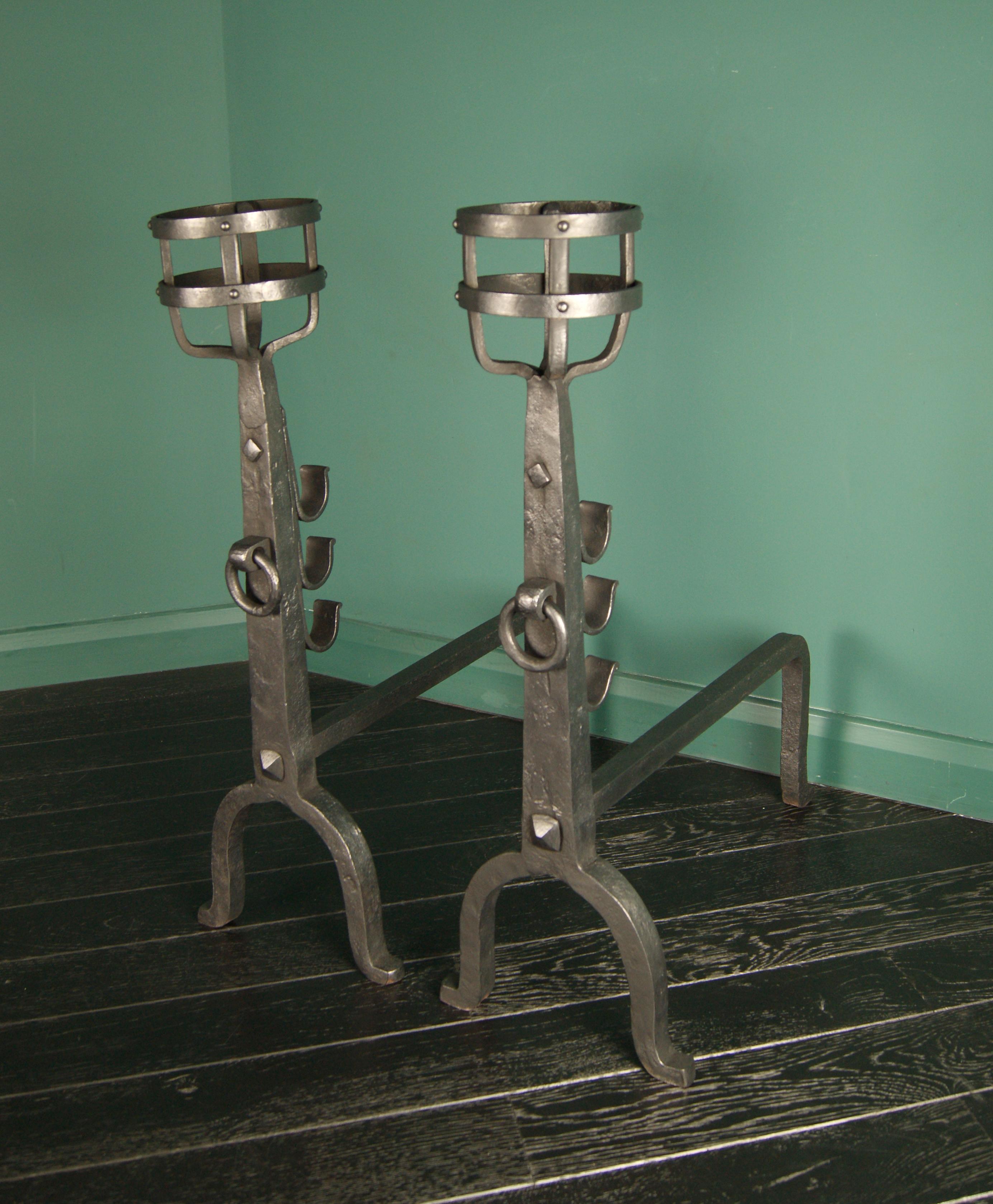 Ein Paar schmiedeeiserne Kresset-Kamin-Andirons (Handgefertigt) im Angebot