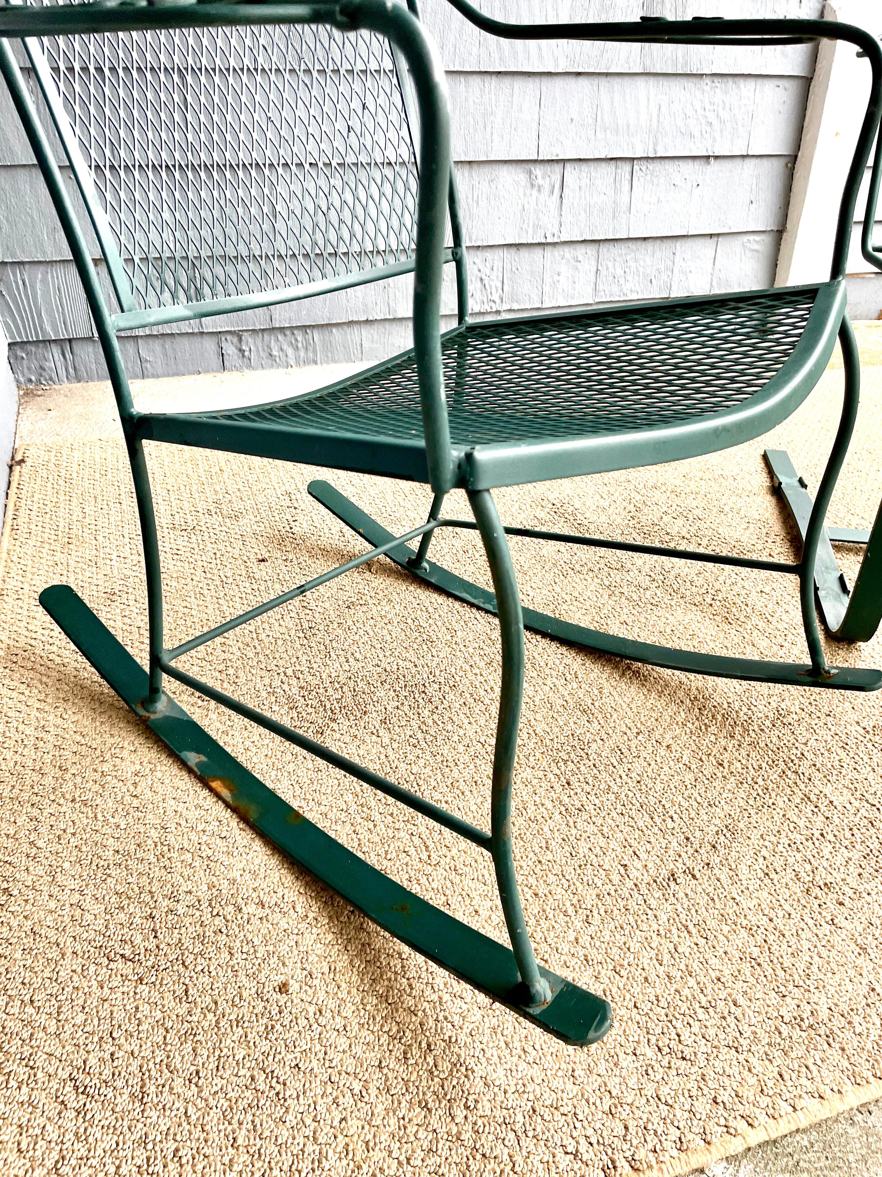 Fer Une paire de chaises de patio en fer forgé en vente