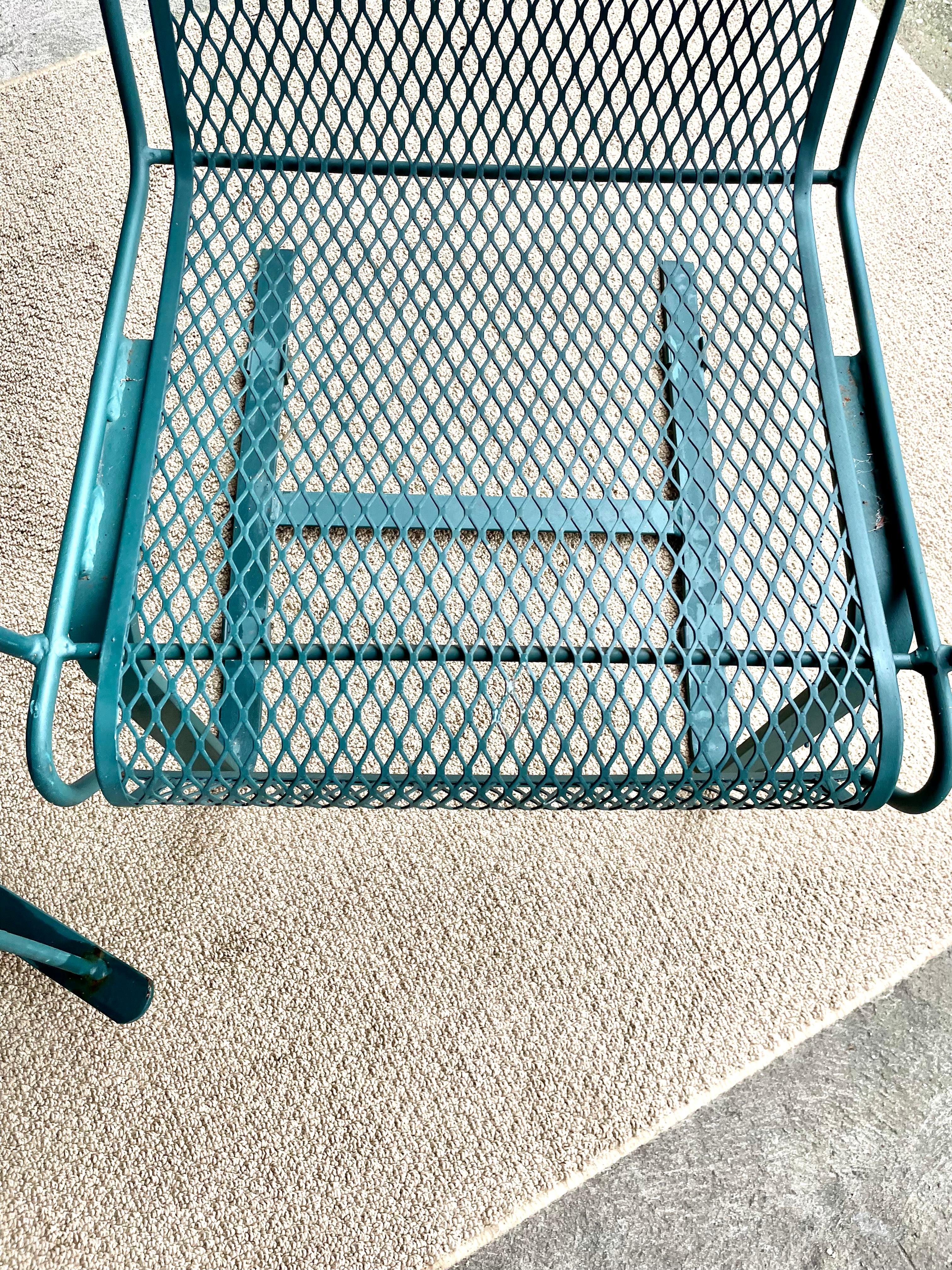 Une paire de chaises de patio en fer forgé en vente 2