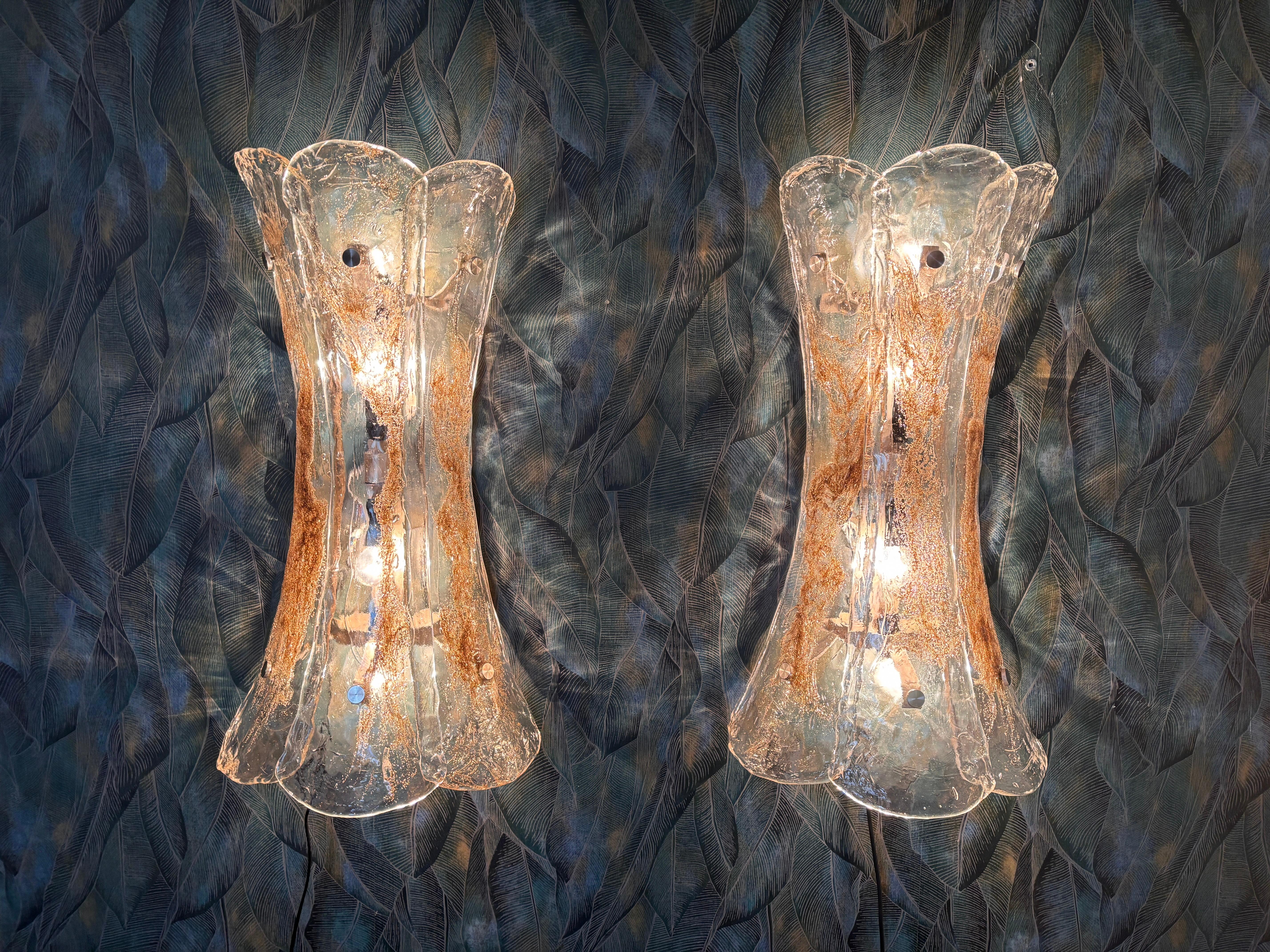 Una obra maestra de Carlo Nason para Mazzega.

Pareja muy pesada y grande de apliques de cristal de Murano de mediados de siglo, obra de Carlo Nason para Mazzega. Presumiblemente una pieza hecha a medida, ¡única en su especie!

Cada aplique consta