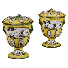 Paire de pots à Cache en faïence jaune du 19e siècle avec couvercles