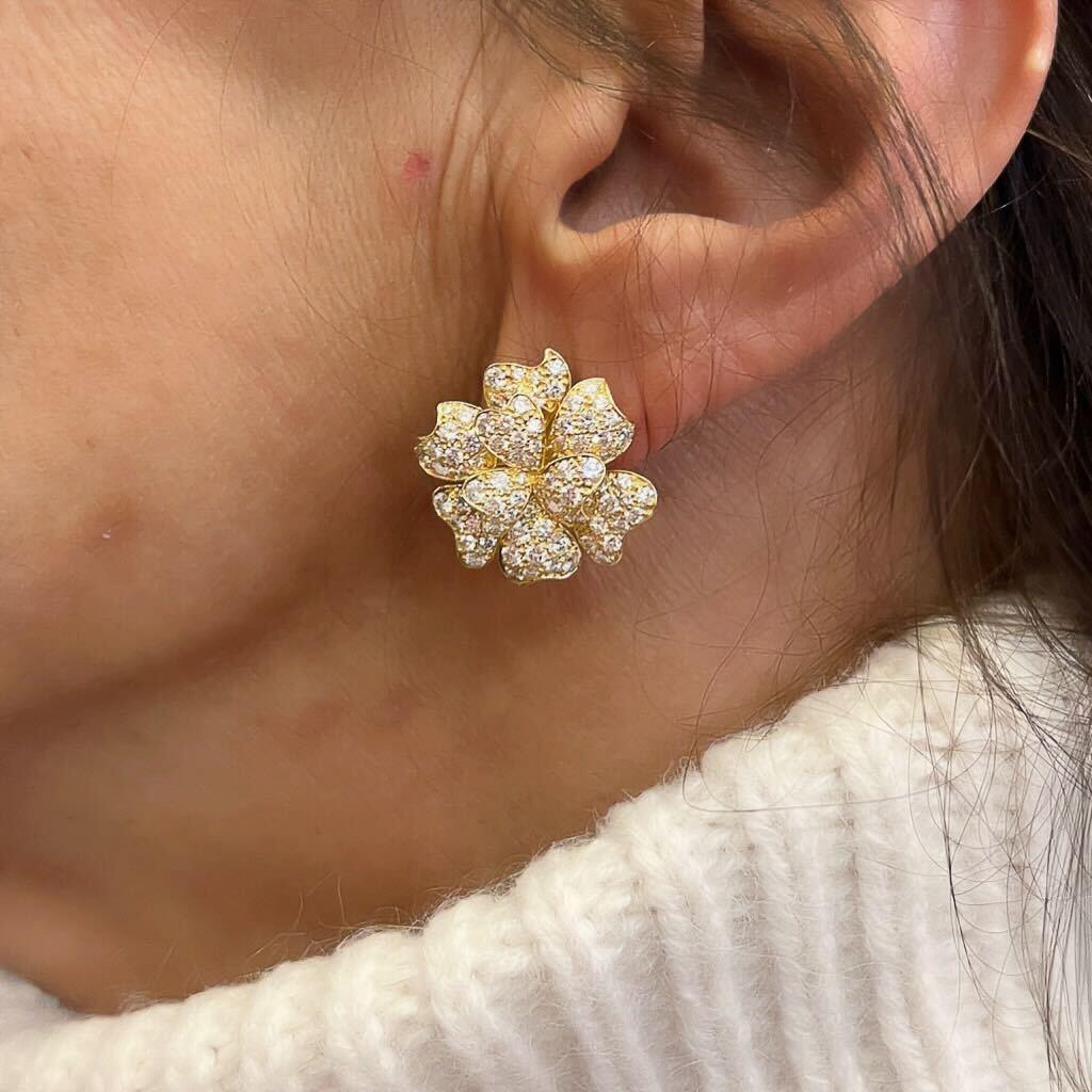 Pair of Yellow Gold and Diamond Flower Earrings In Excellent Condition In New York, NY