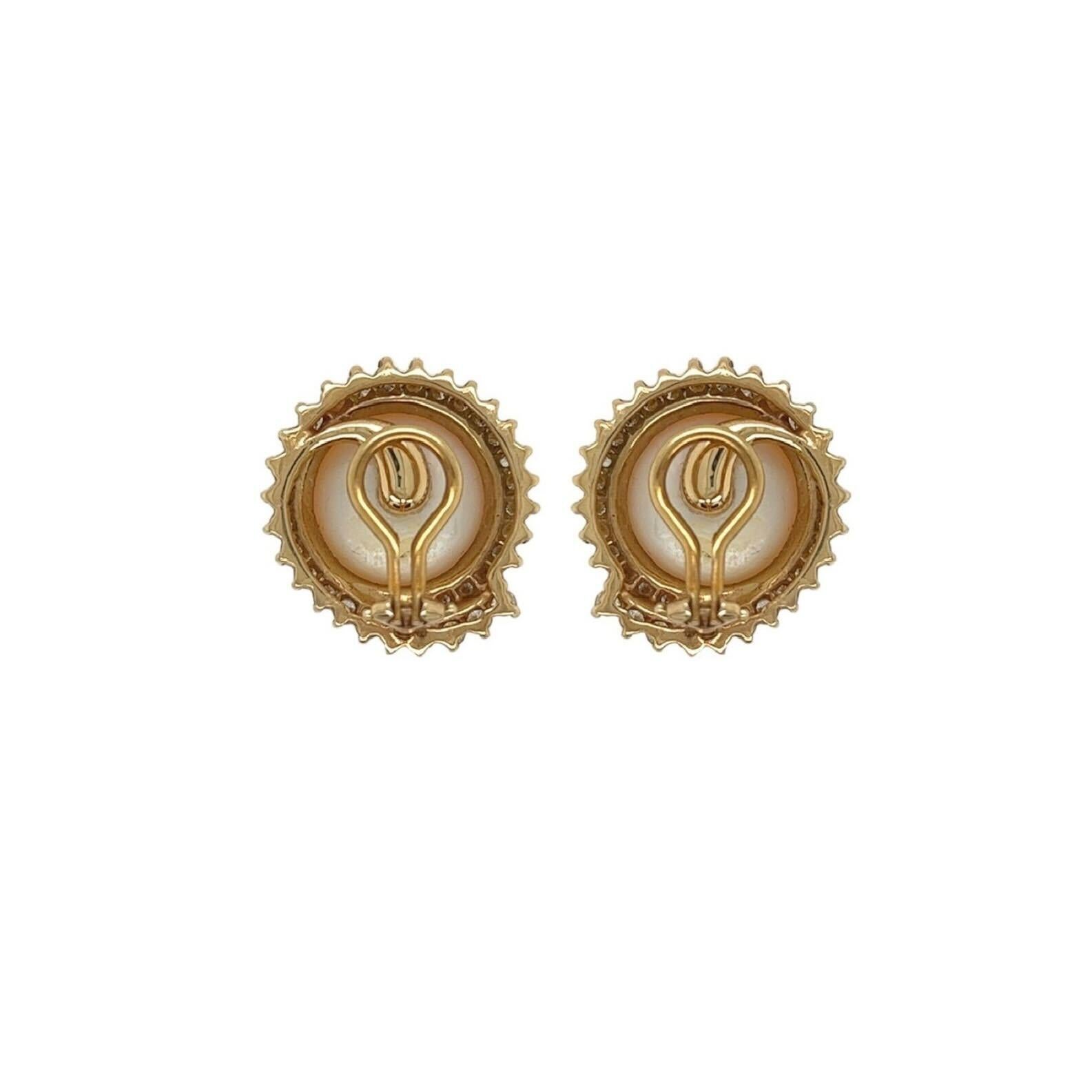 Ein Paar Ohrclips aus 14 Karat Gelbgold, Perlen und Diamanten.  Jeder Ohrclip besteht aus einer zentralen, ca. 13,4 mm großen Mabe-Perle, die von einer Spirale aus ca. zweiunddreißig (32) runden Diamanten im Brillantschliff umgeben ist. 