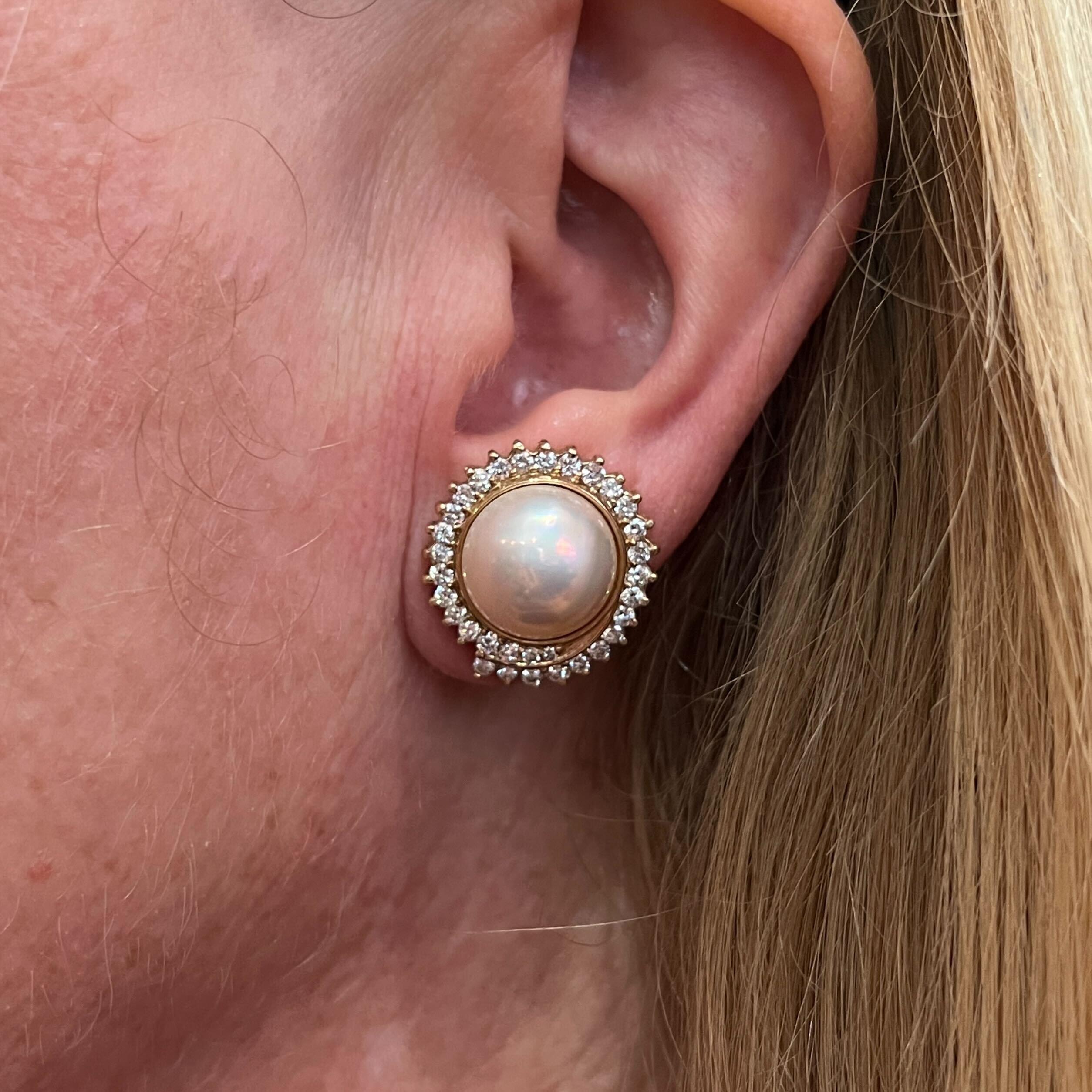 Ein Paar Ohrringe aus Gelbgold, Perlen und Diamanten  (Rundschliff) im Angebot