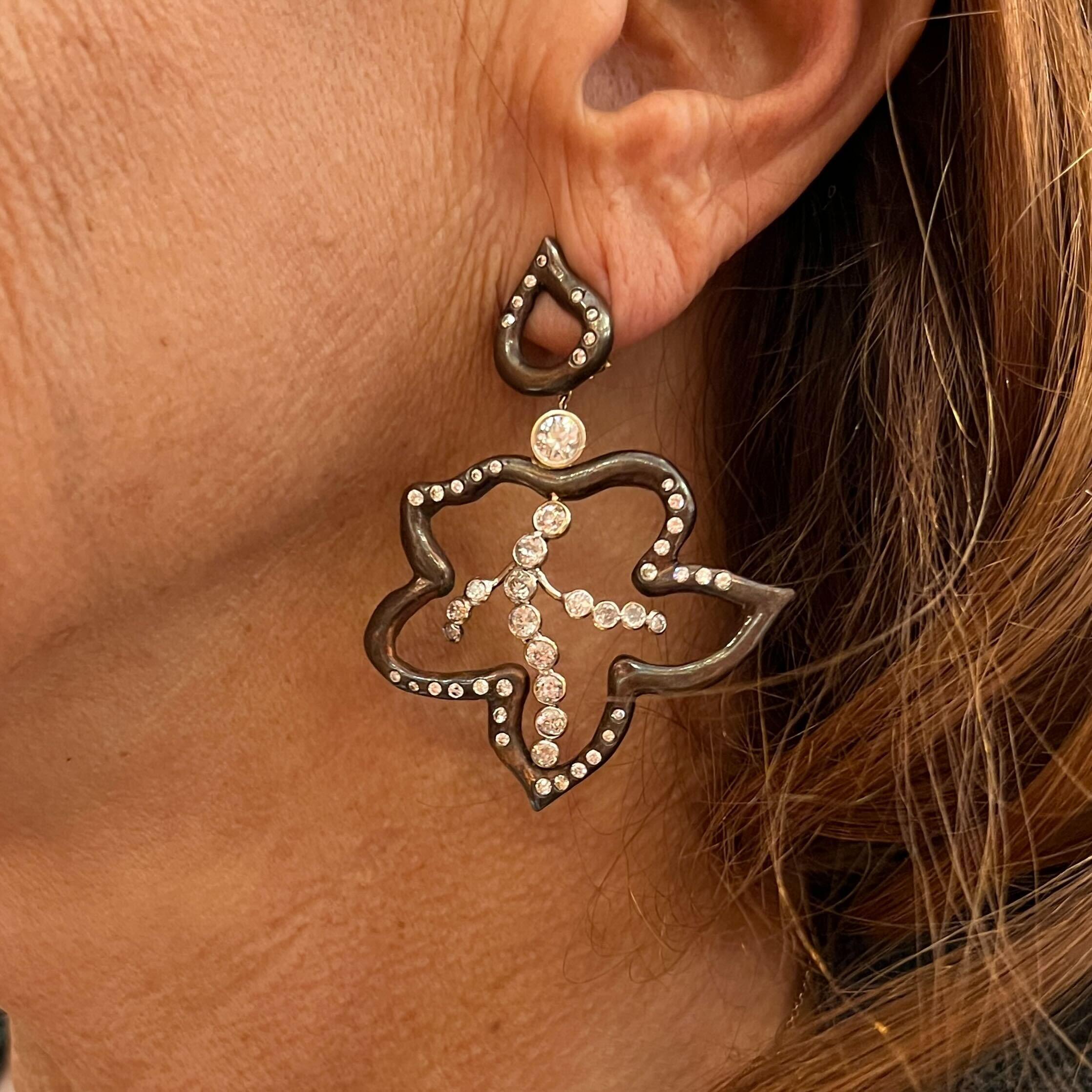 Paar Ohrringe aus Gelbgold, Platin, Kupfer und Diamanten im Zustand „Hervorragend“ in New York, NY