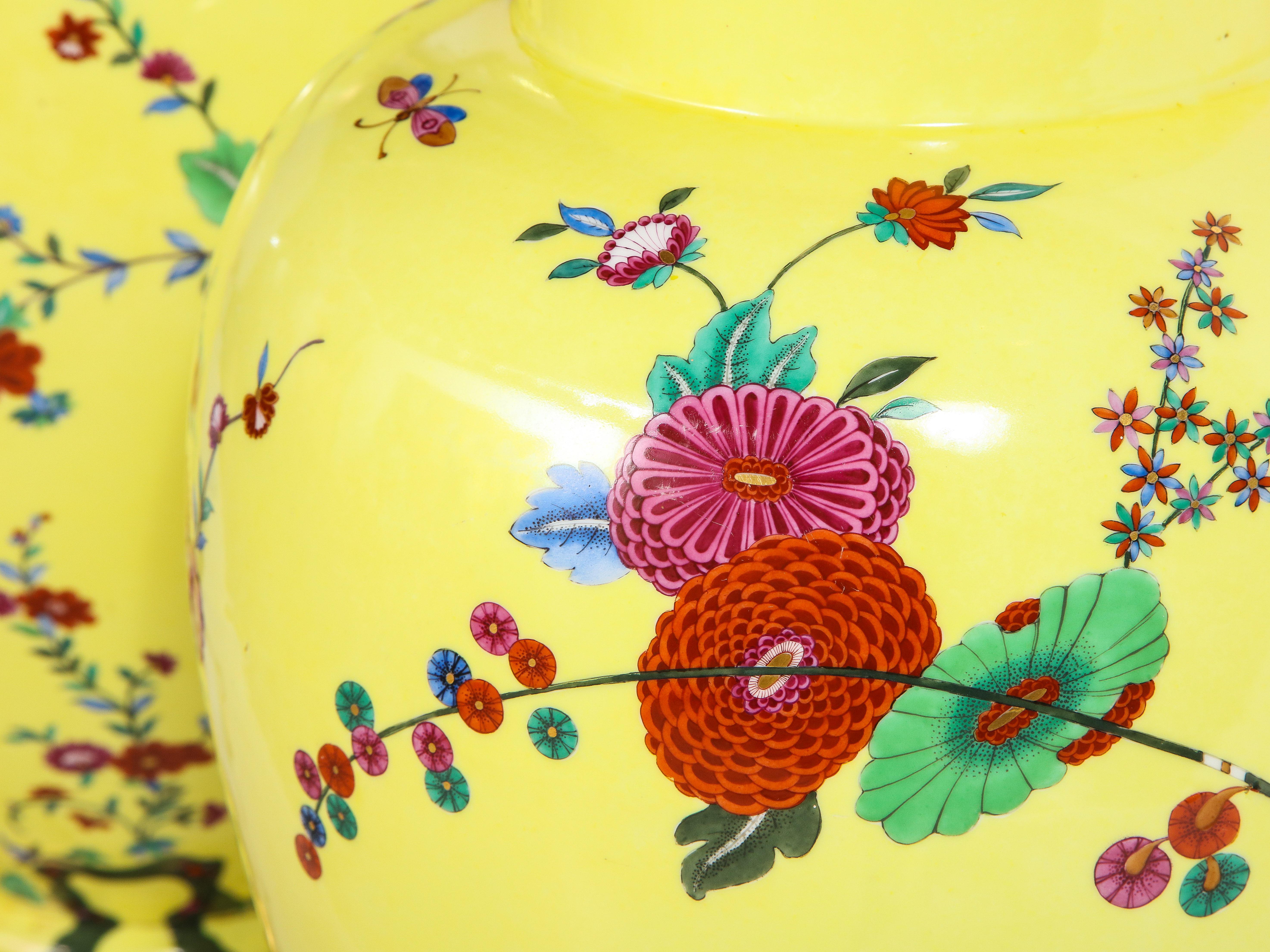 Paire de vases en porcelaine allemande à fond jaune avec décor de fleurs et d'oiseaux en vente 3