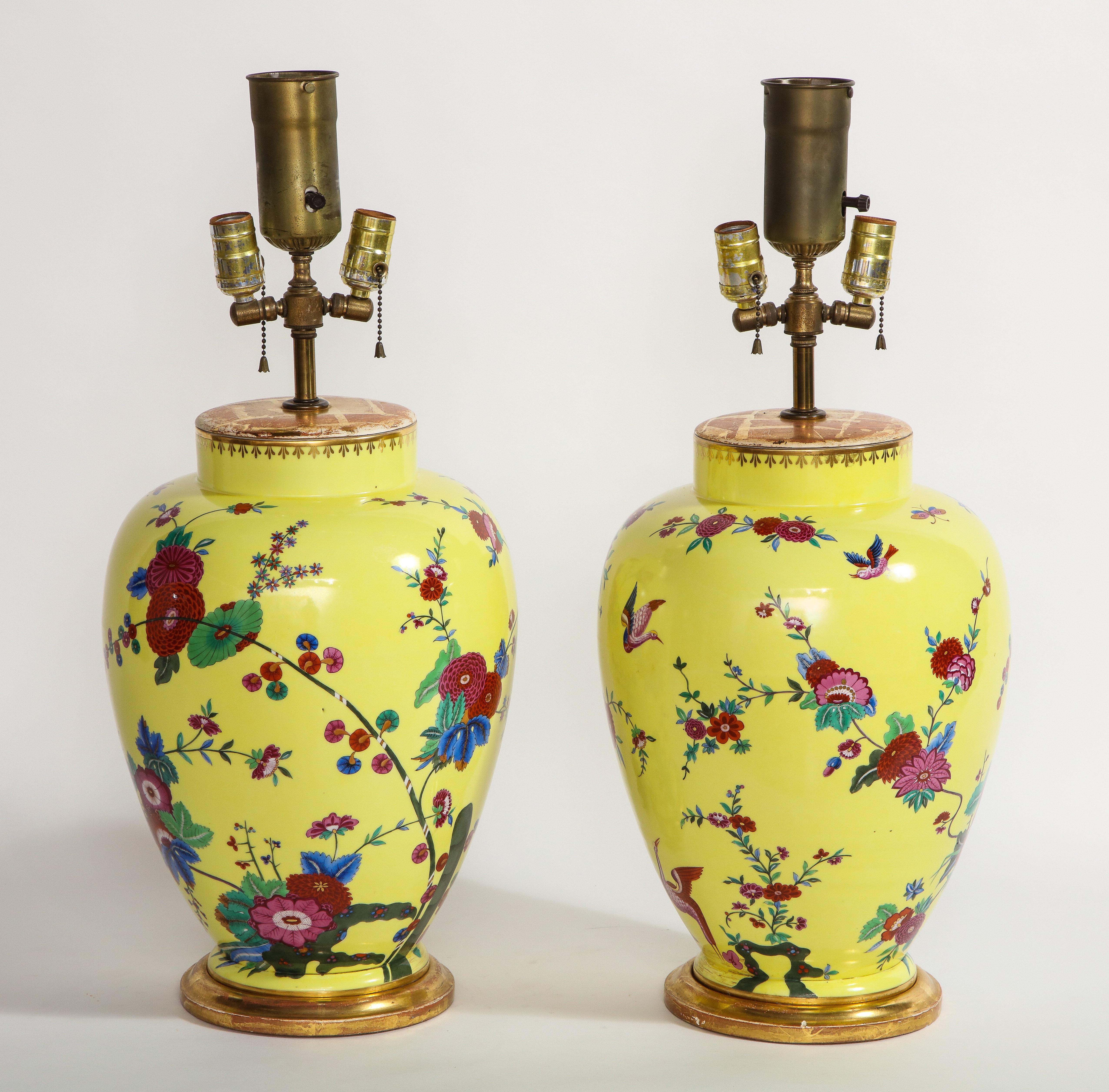 Exportation chinoise Paire de vases en porcelaine allemande à fond jaune avec décor de fleurs et d'oiseaux en vente