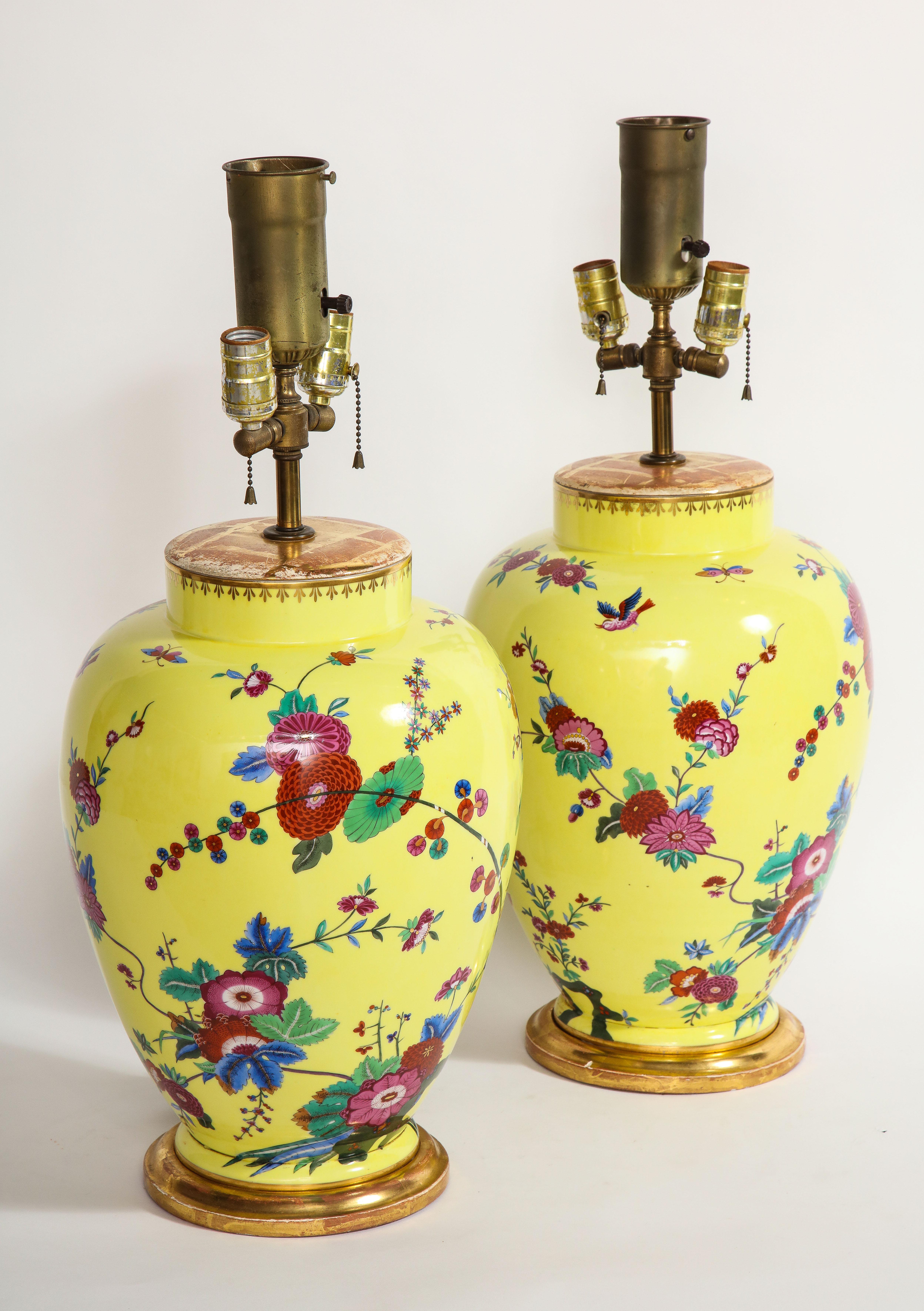 Peint à la main Paire de vases en porcelaine allemande à fond jaune avec décor de fleurs et d'oiseaux en vente