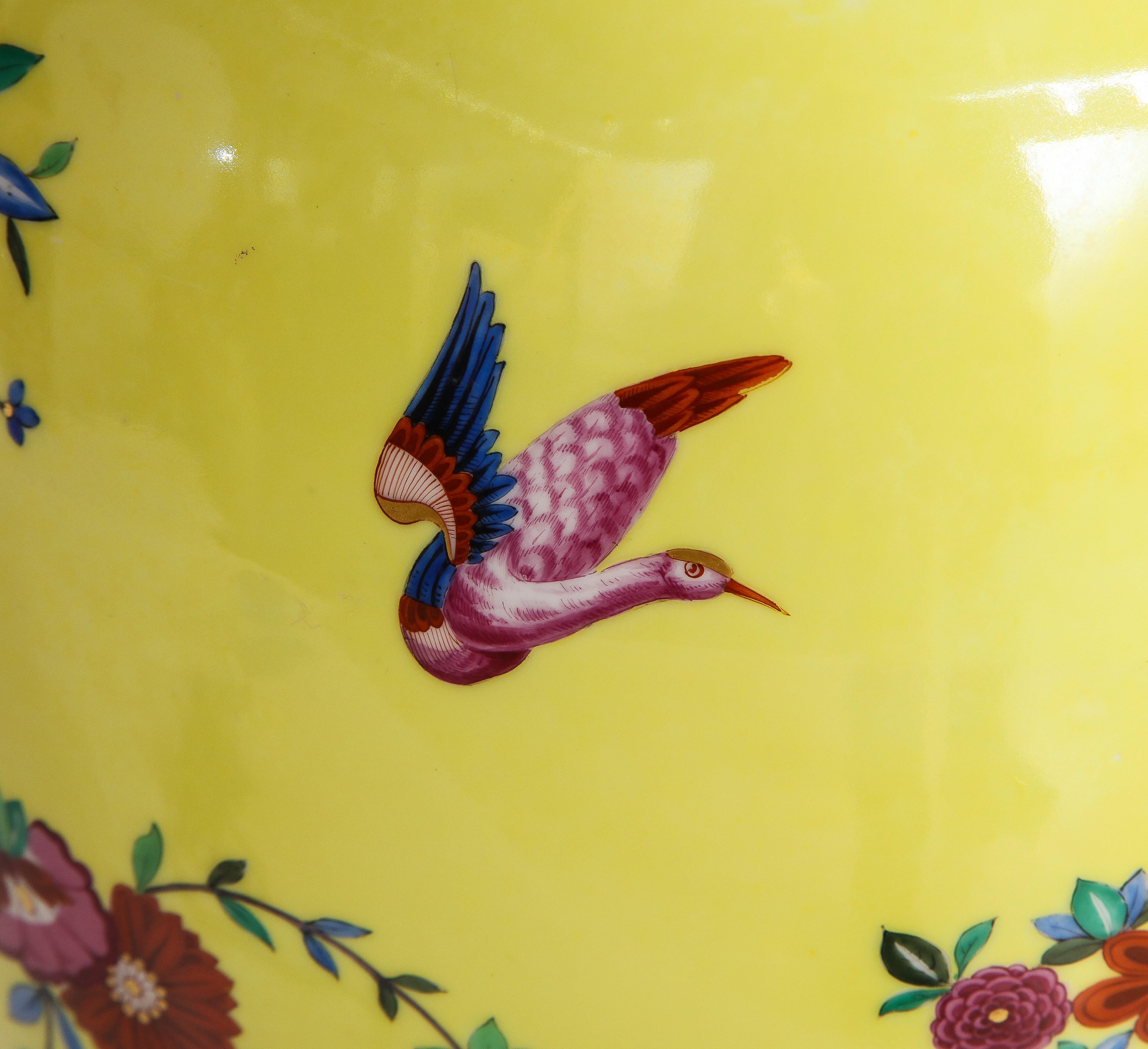 Porcelaine Paire de vases en porcelaine allemande à fond jaune avec décor de fleurs et d'oiseaux en vente