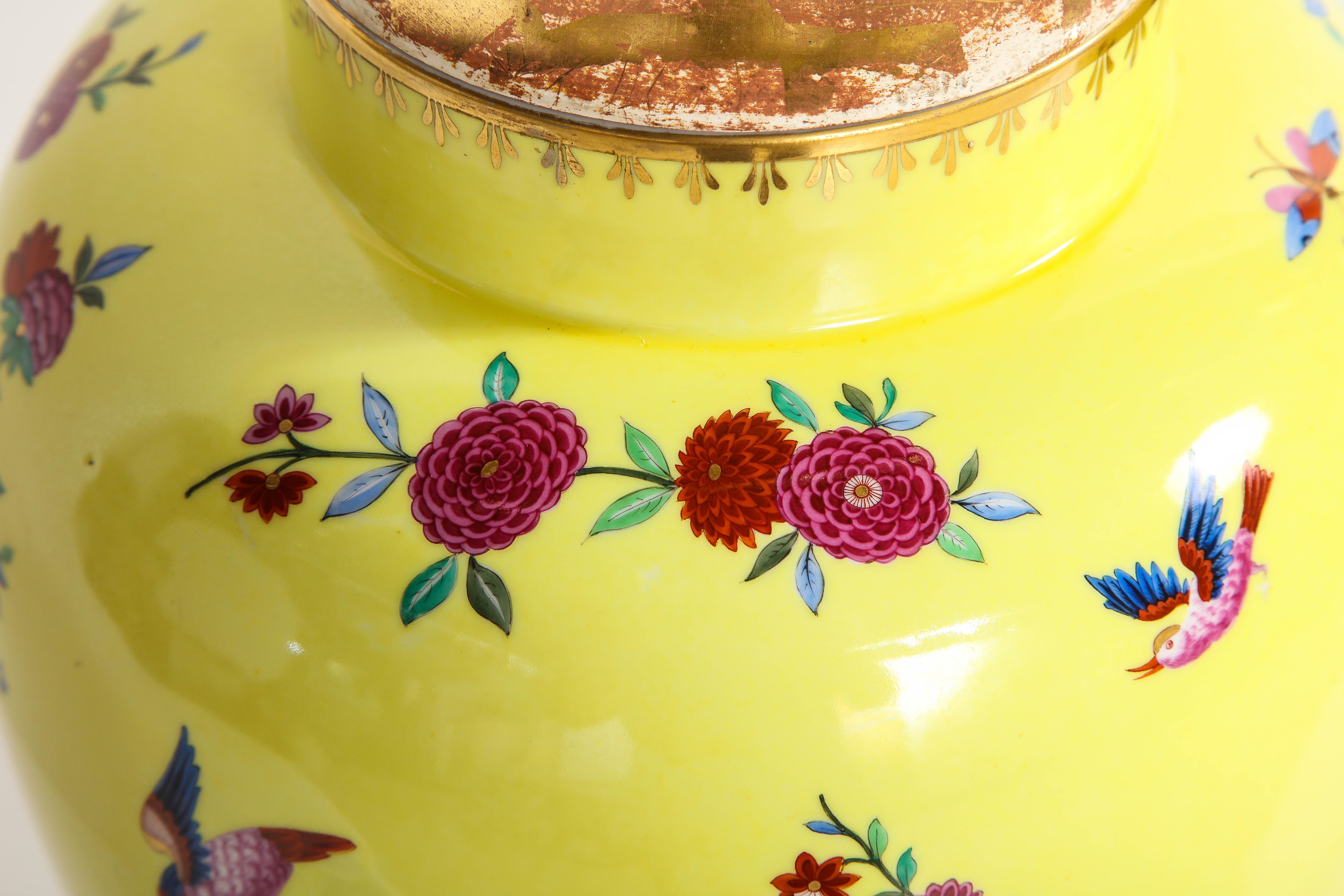 Paire de vases en porcelaine allemande à fond jaune avec décor de fleurs et d'oiseaux en vente 1