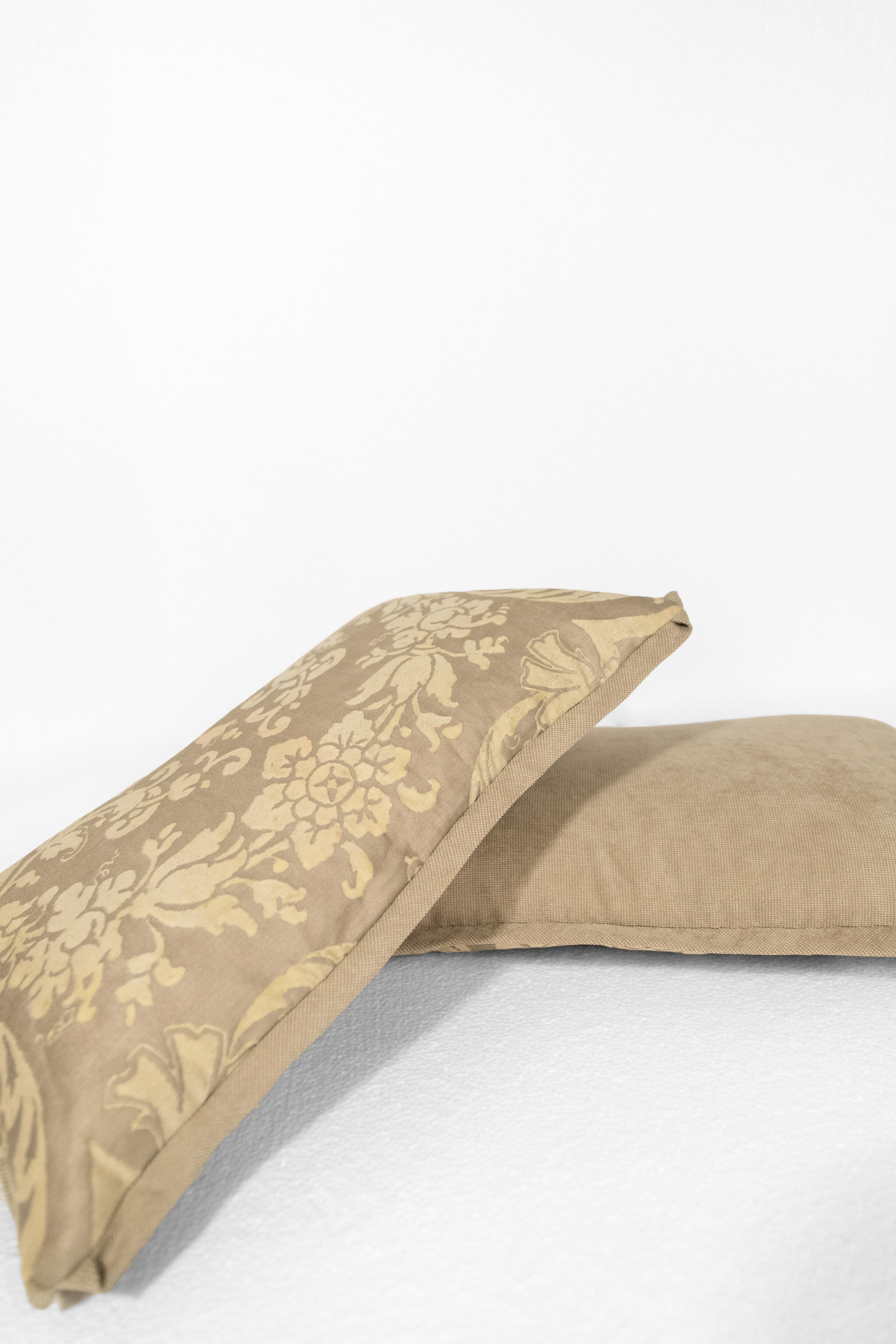 Paire de coussins lombaires Fortuny dans un motif discontinu jaune pâle sur or blanc. Il est doté d'une garniture auto-adhésive à onglet et d'une bordure en biais avec un liseré de couleur. Peut également être vendu individuellement. 