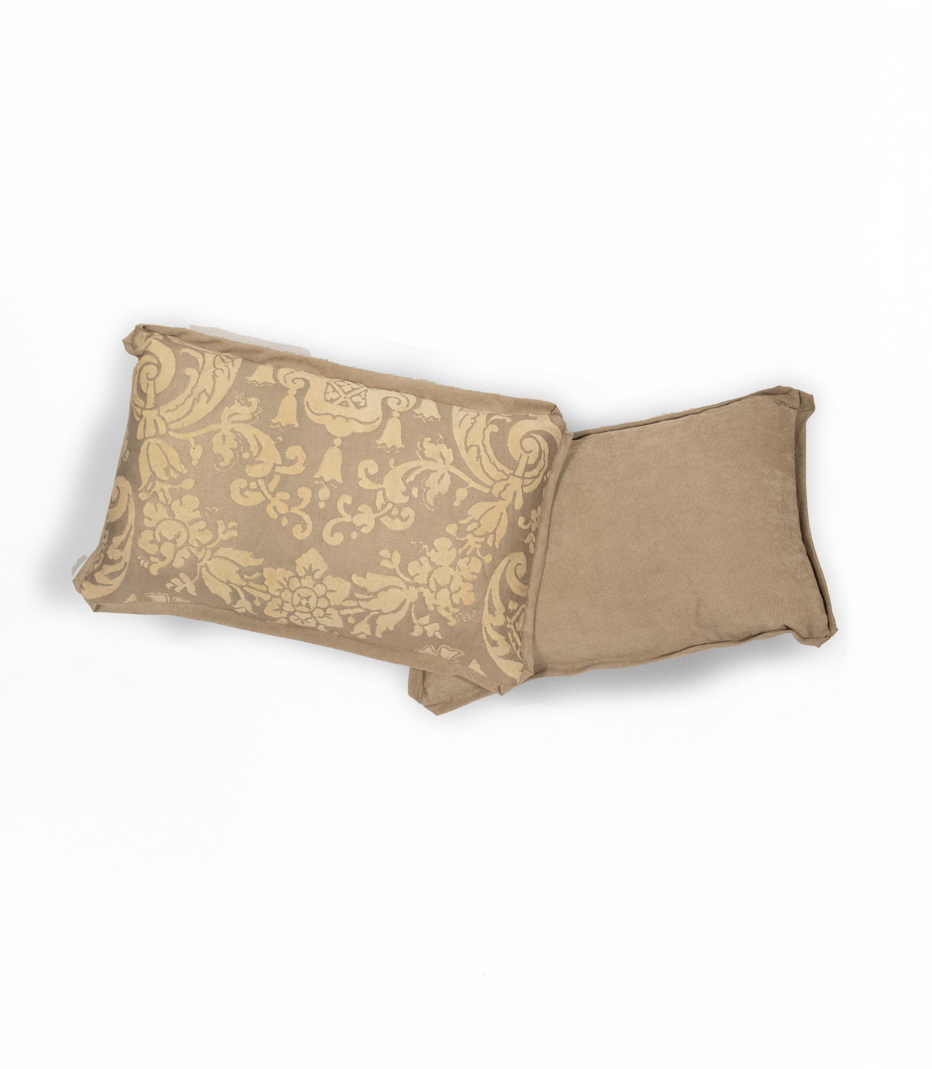Paire de coussins lombaires Fortuny en or jaune sur blanc à motif Carnavalet Neuf - En vente à New York, NY