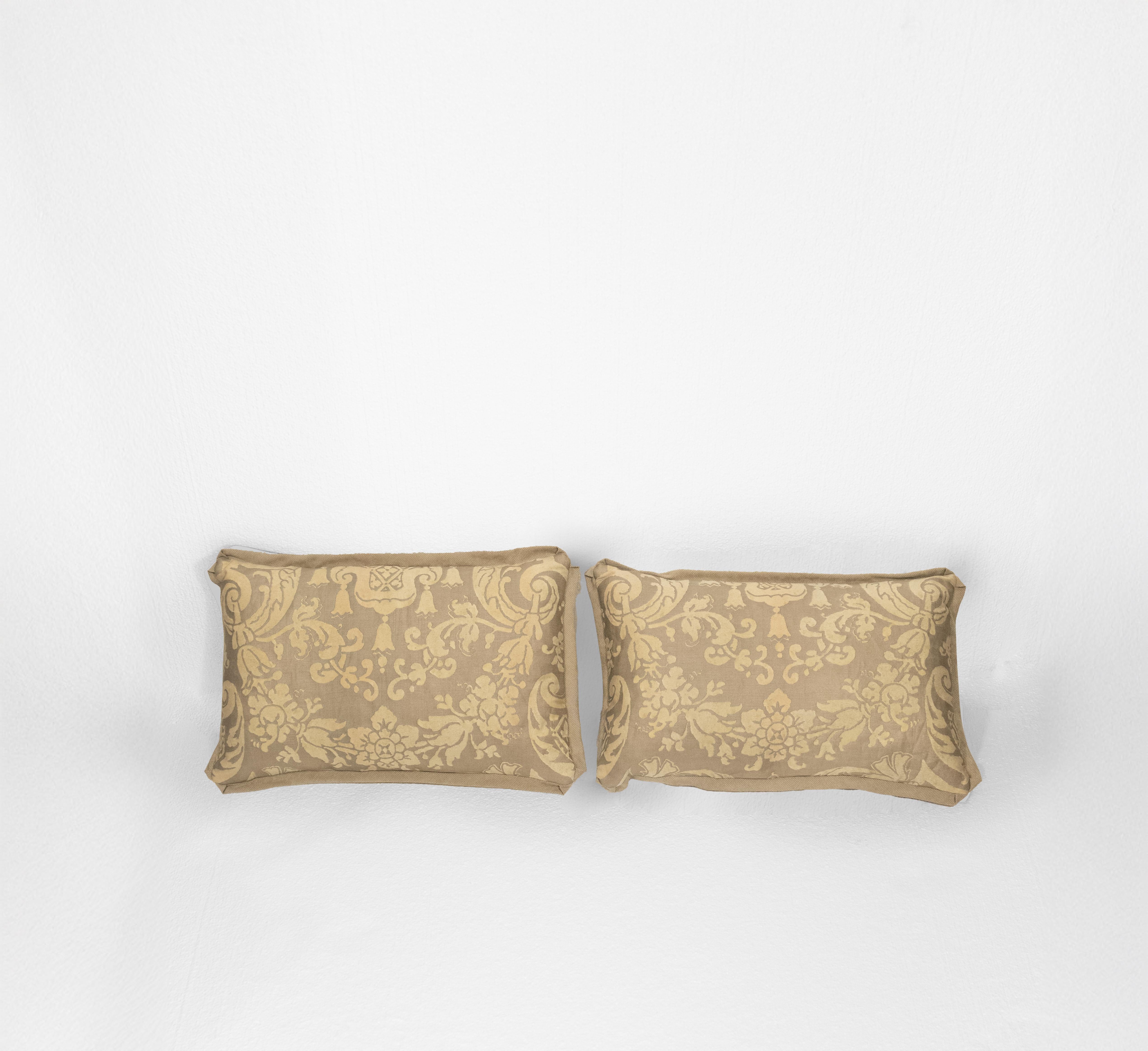 XXIe siècle et contemporain Paire de coussins lombaires Fortuny en or jaune sur blanc à motif Carnavalet en vente