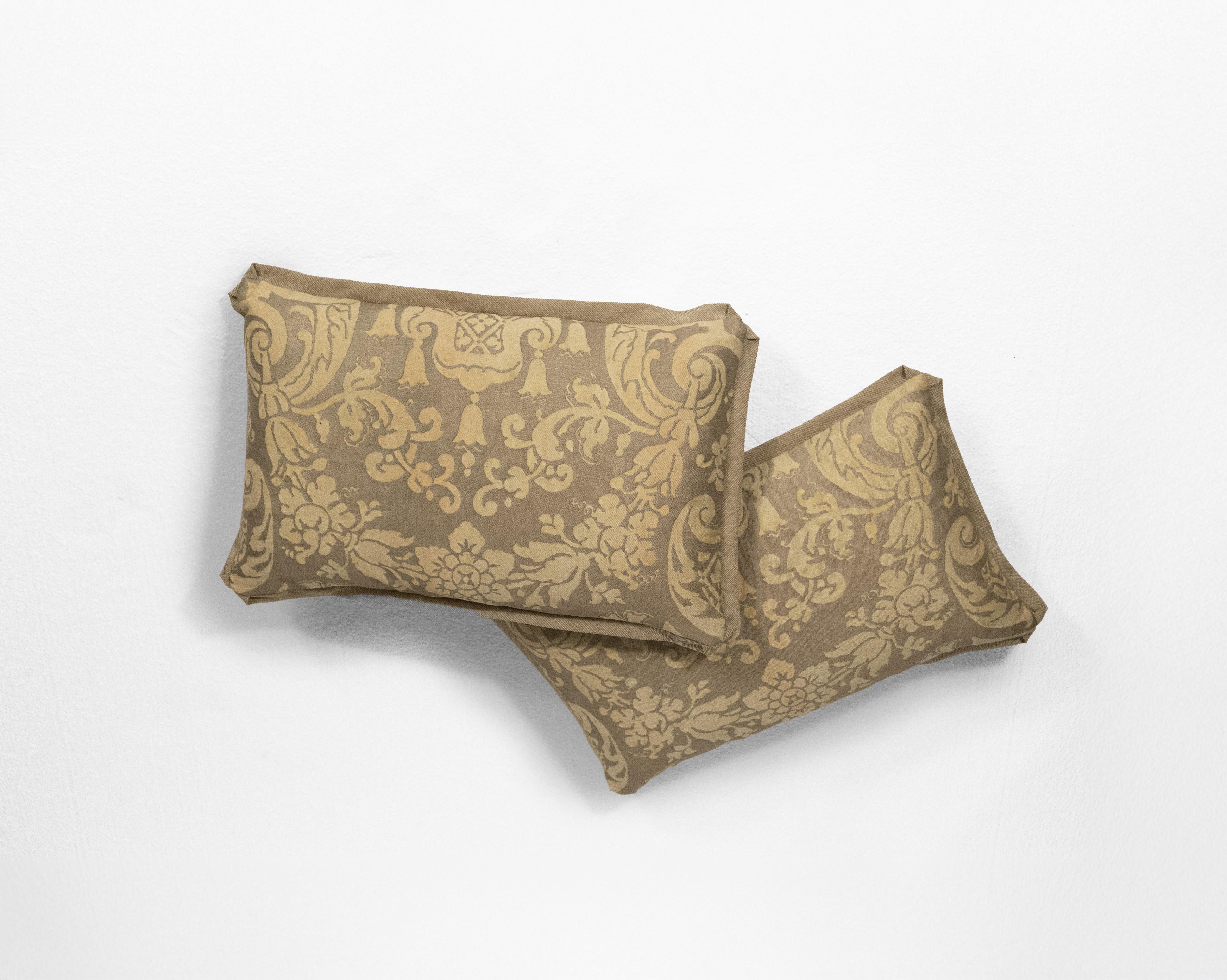 Tissu Paire de coussins lombaires Fortuny en or jaune sur blanc à motif Carnavalet en vente