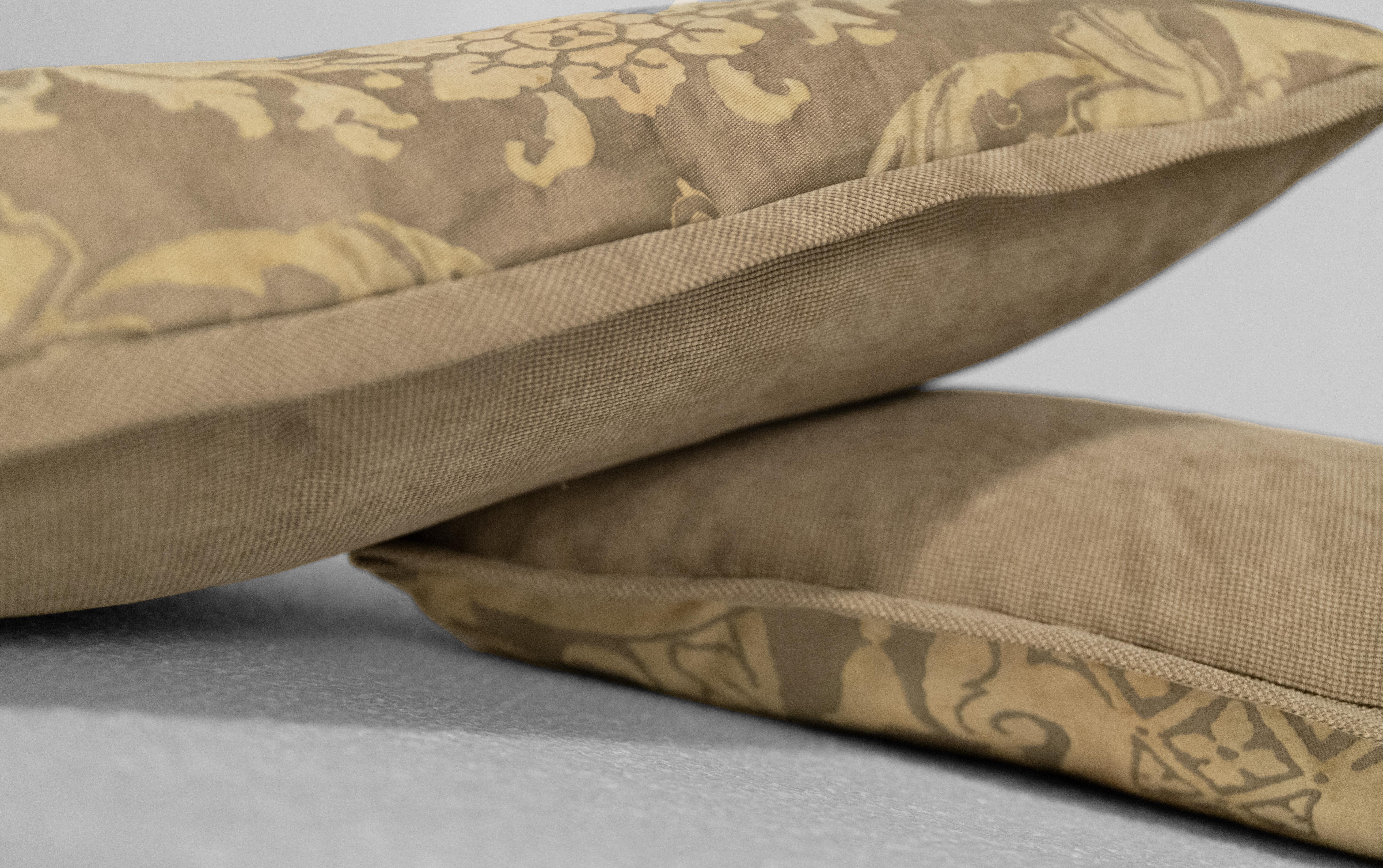 Paire de coussins lombaires Fortuny en or jaune sur blanc à motif Carnavalet en vente 1