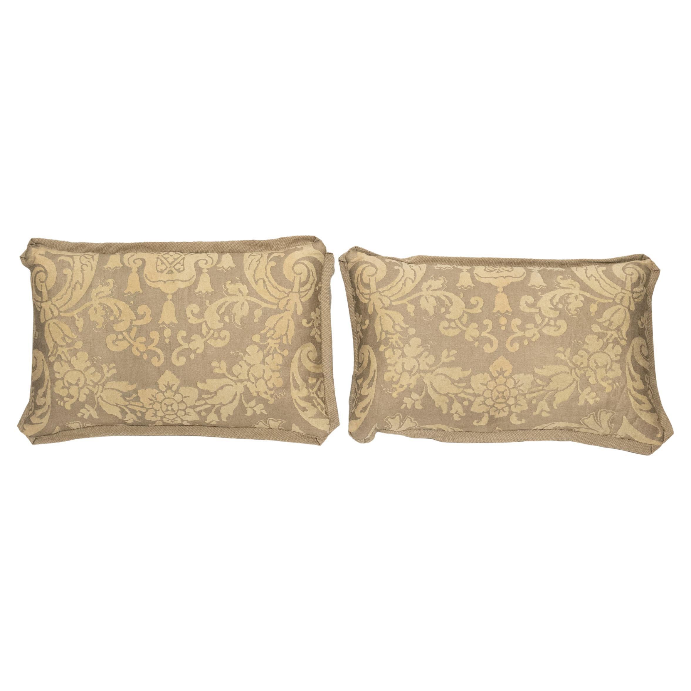 Paire de coussins lombaires Fortuny en or jaune sur blanc à motif Carnavalet en vente