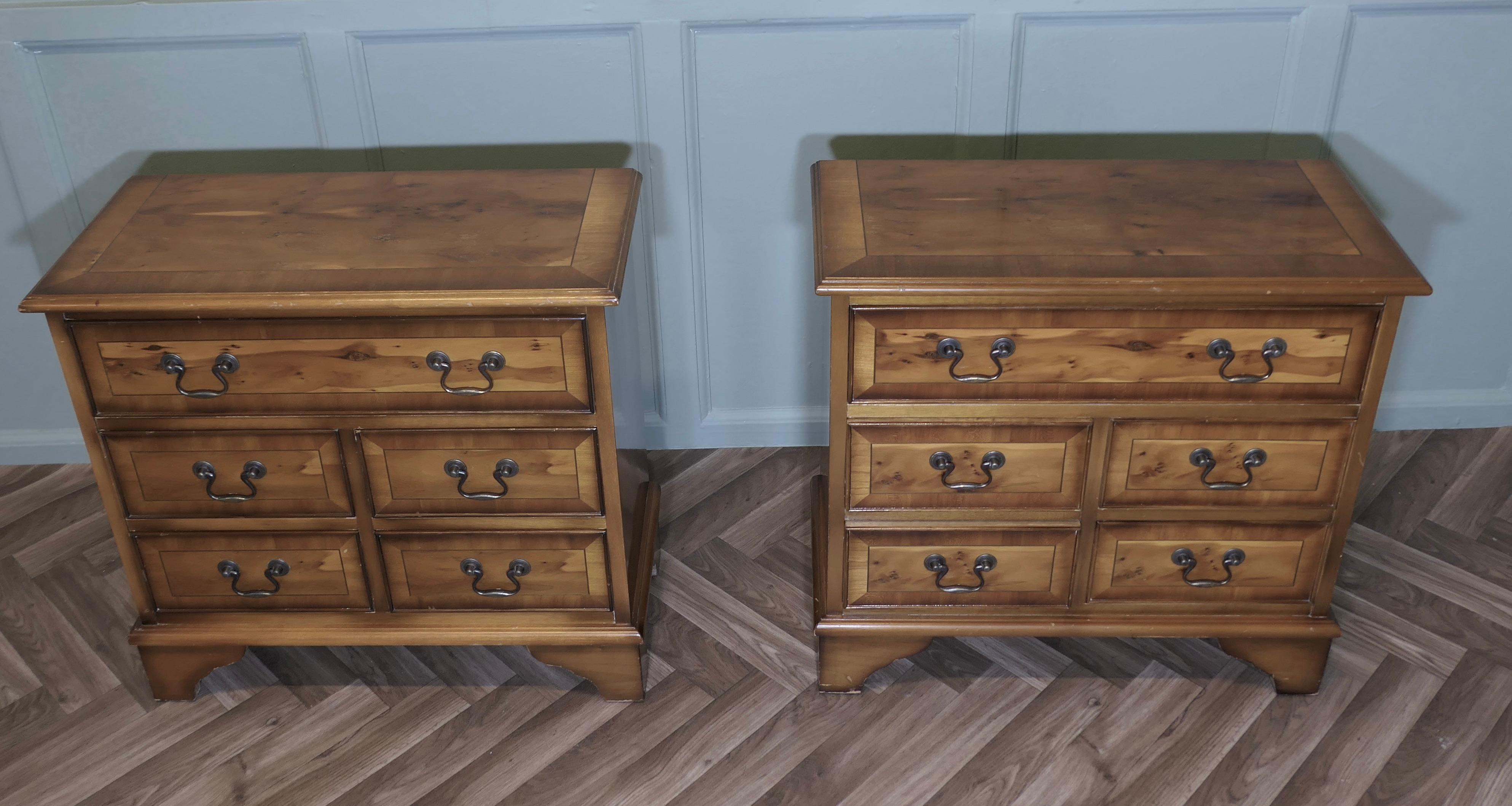 Mid-Century Modern Paire de commodes de chevet en bois d'if en vente