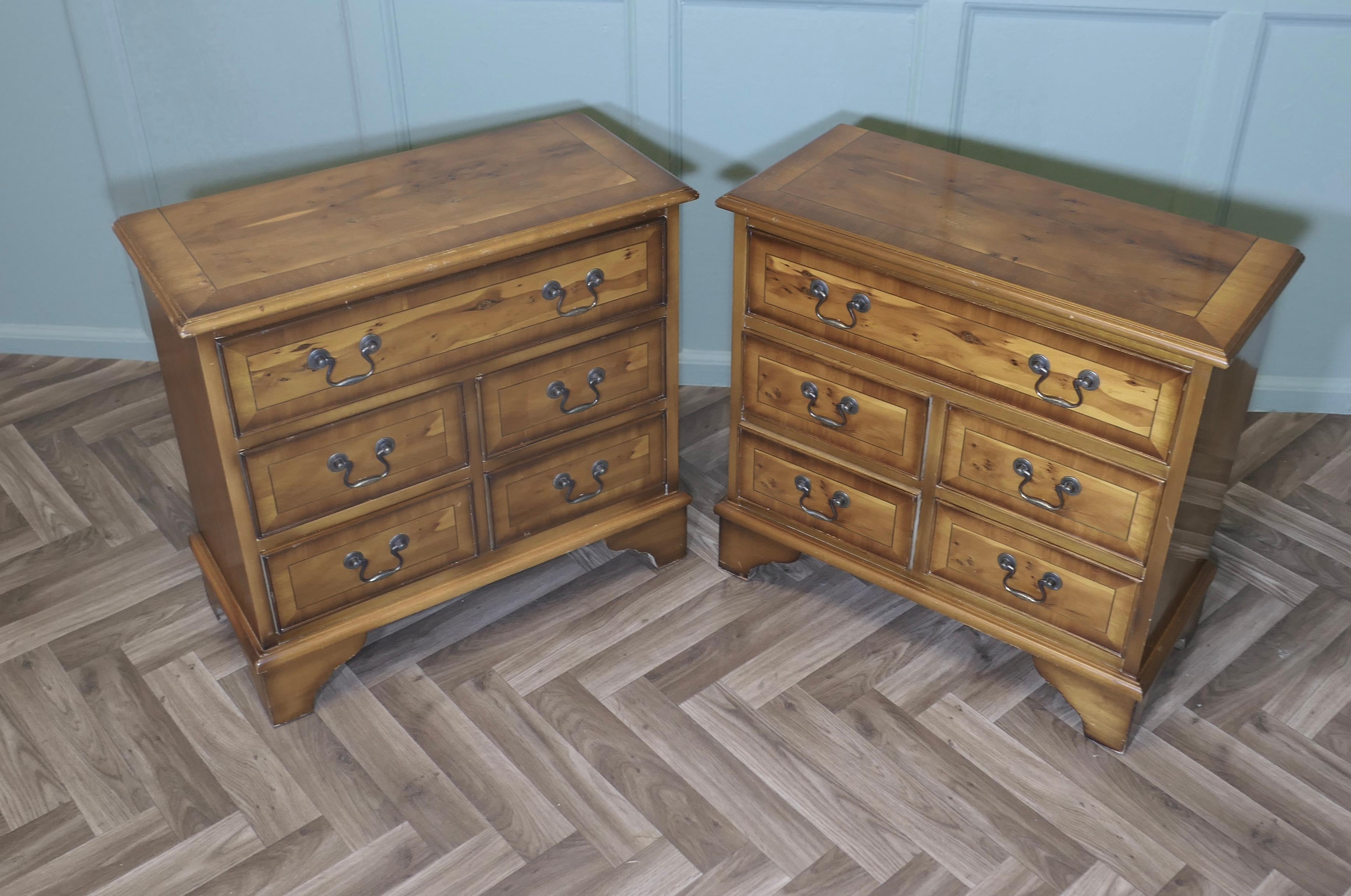 Fin du 20e siècle Paire de commodes de chevet en bois d'if en vente