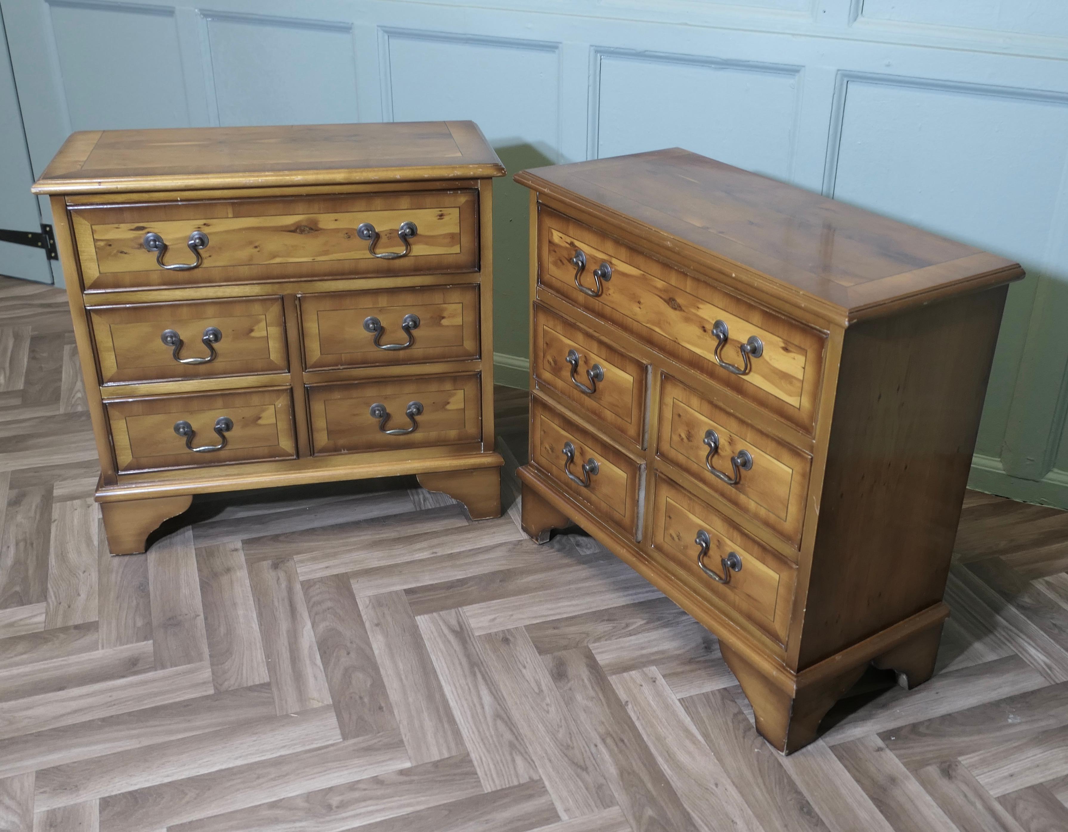 If Paire de commodes de chevet en bois d'if en vente