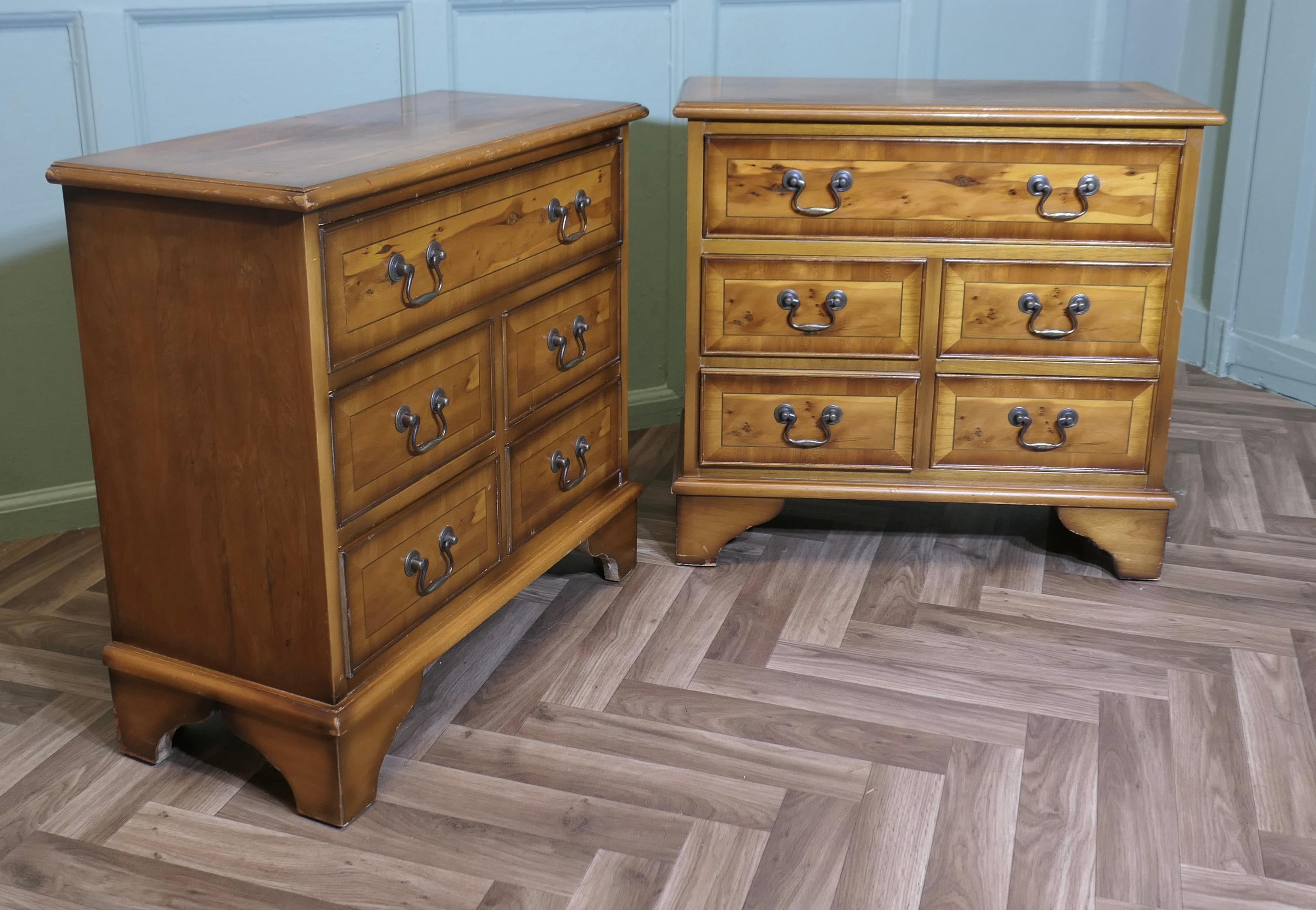 Paire de commodes de chevet en bois d'if en vente 1