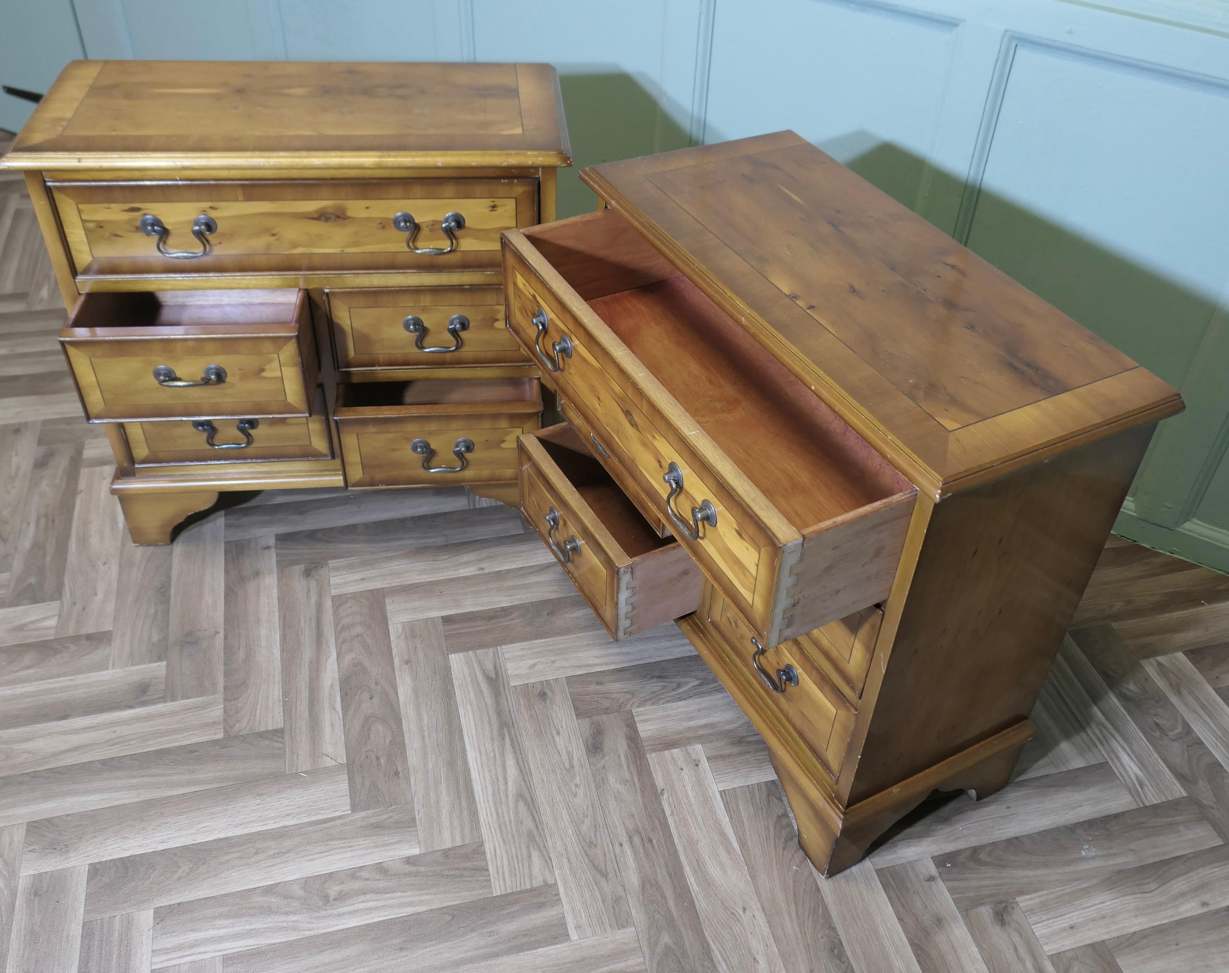 Paire de commodes de chevet en bois d'if en vente 2