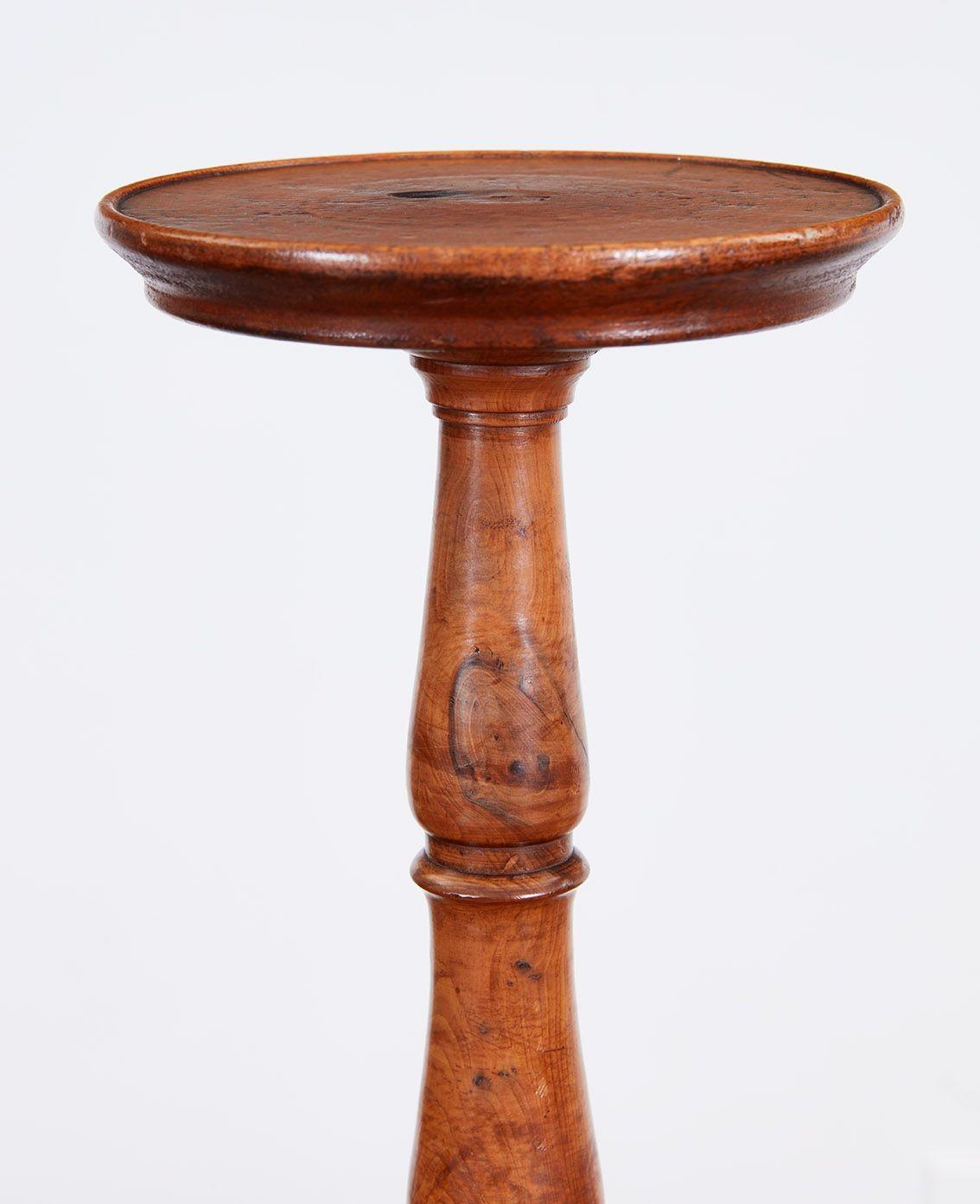 Good pair of 19th century English polished yew wood and mahogany turned stands for hats, the slightly dished mahogany top over balustrade turned yew shafts and standing on ring turned mahogany base, possessing good rich color and patination.