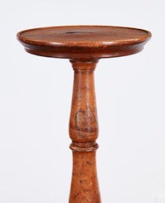 Ein Paar Stands aus Eibenholz