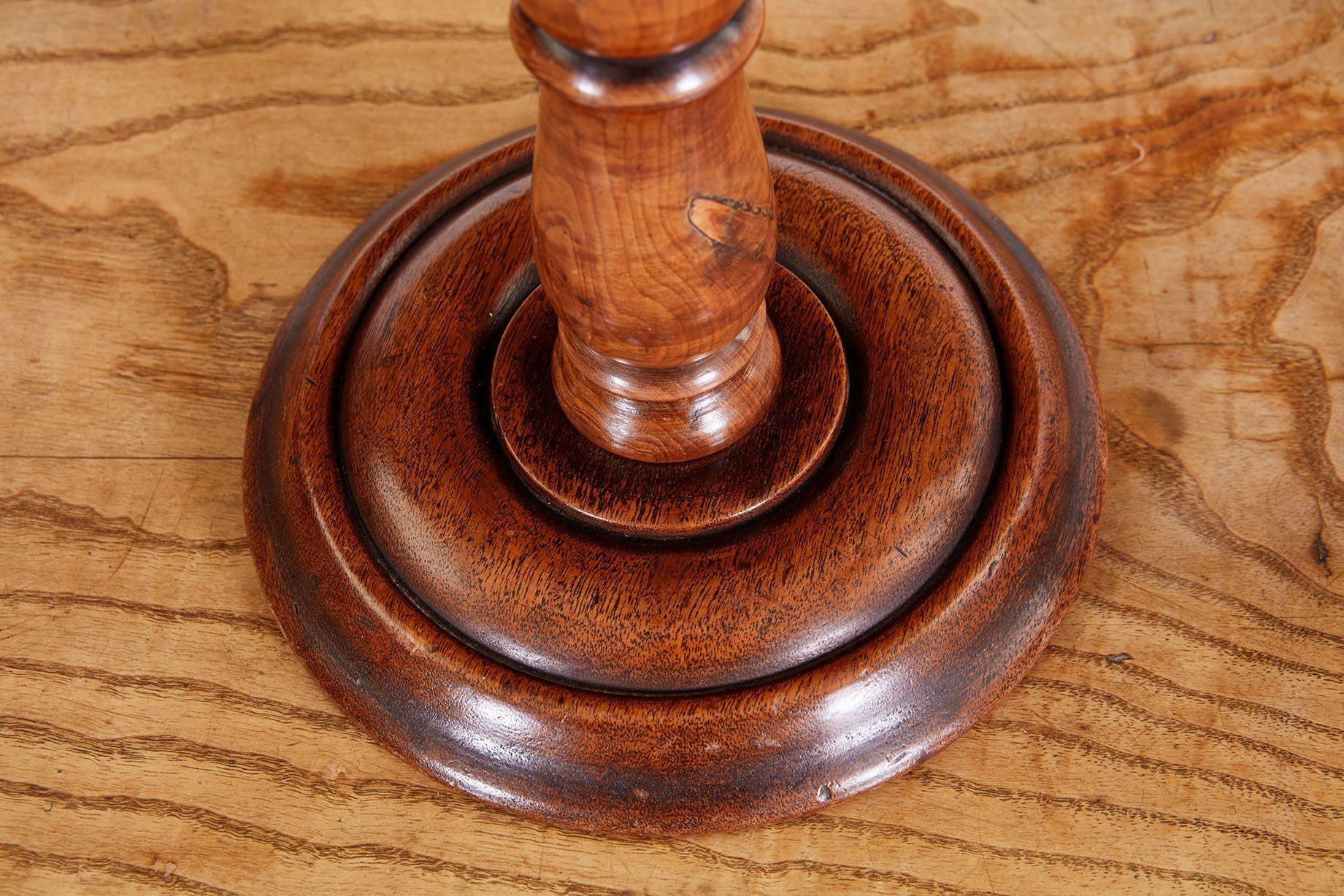 A Pair of Yew Wood Stands In Good Condition For Sale In Greenwich, CT