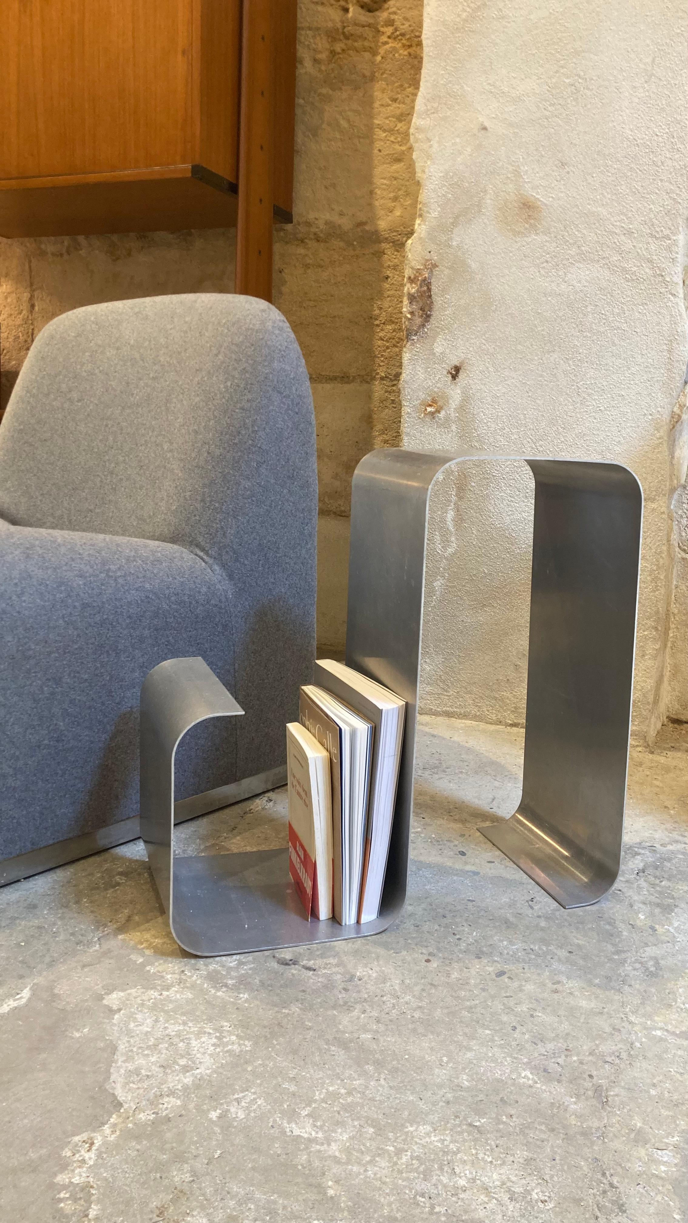 French A pair of “zig-zag” side tables, by François Monnet, 1971