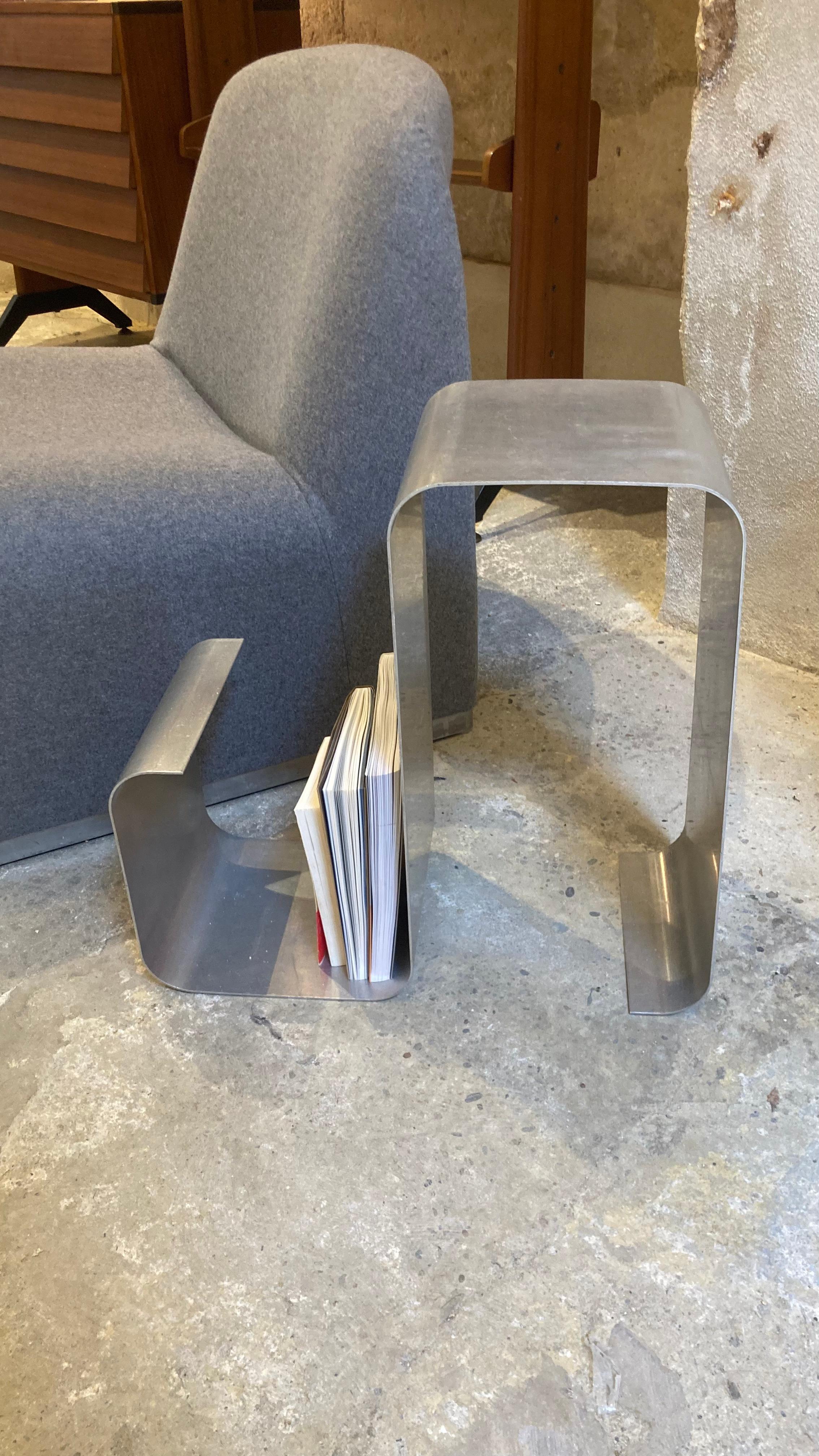 Steel A pair of “zig-zag” side tables, by François Monnet, 1971