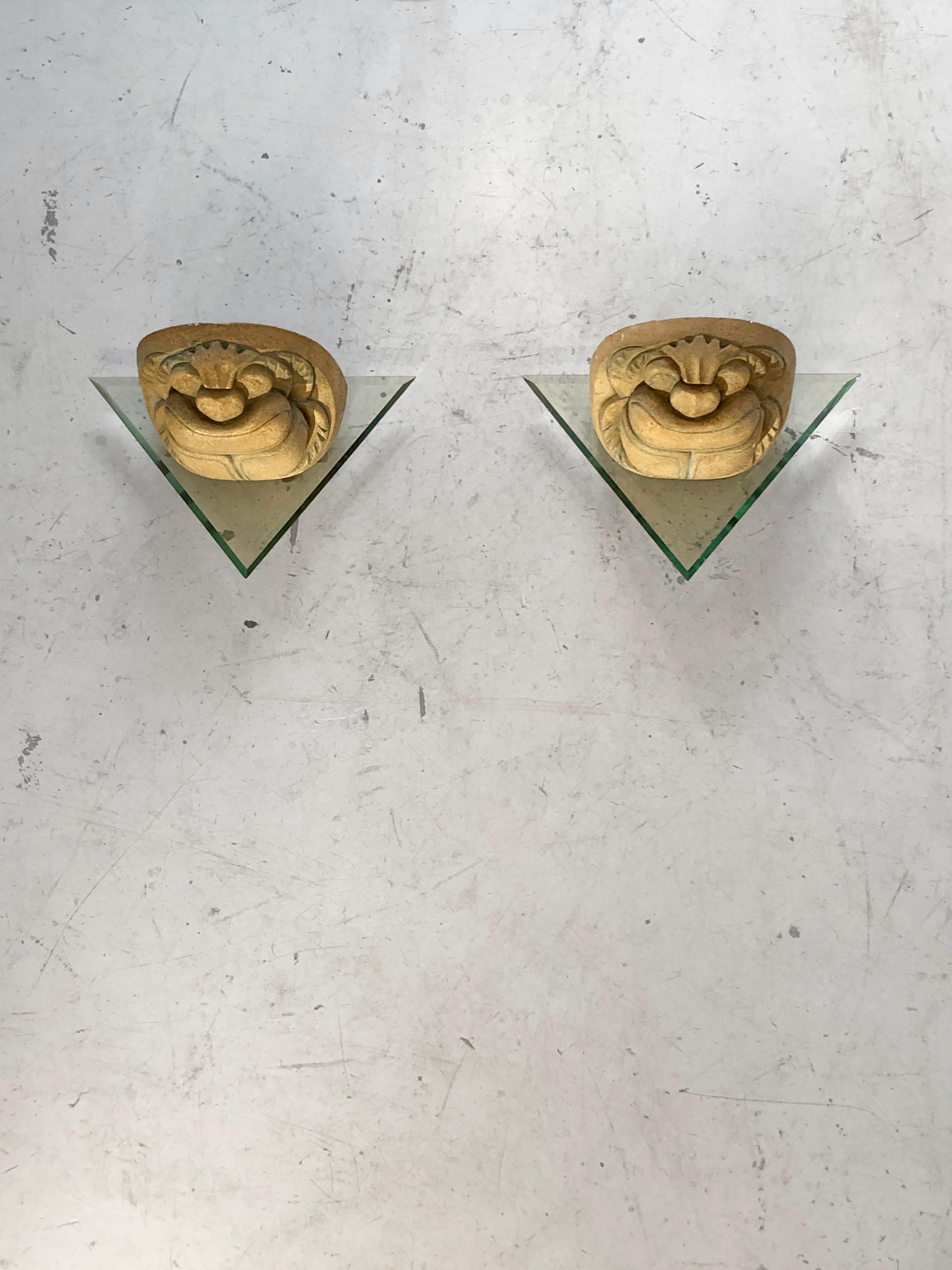 Asombroso PAR (o incluso 2 ó 3 PARES si es necesario) de grandes apliques escultóricos y figurativos (estilo gárgola), surrealistas, zoomorfos, shabby-chic, bases de metal cromado, estructuras triangulares de cristal grueso estilo Murano, asombrosas