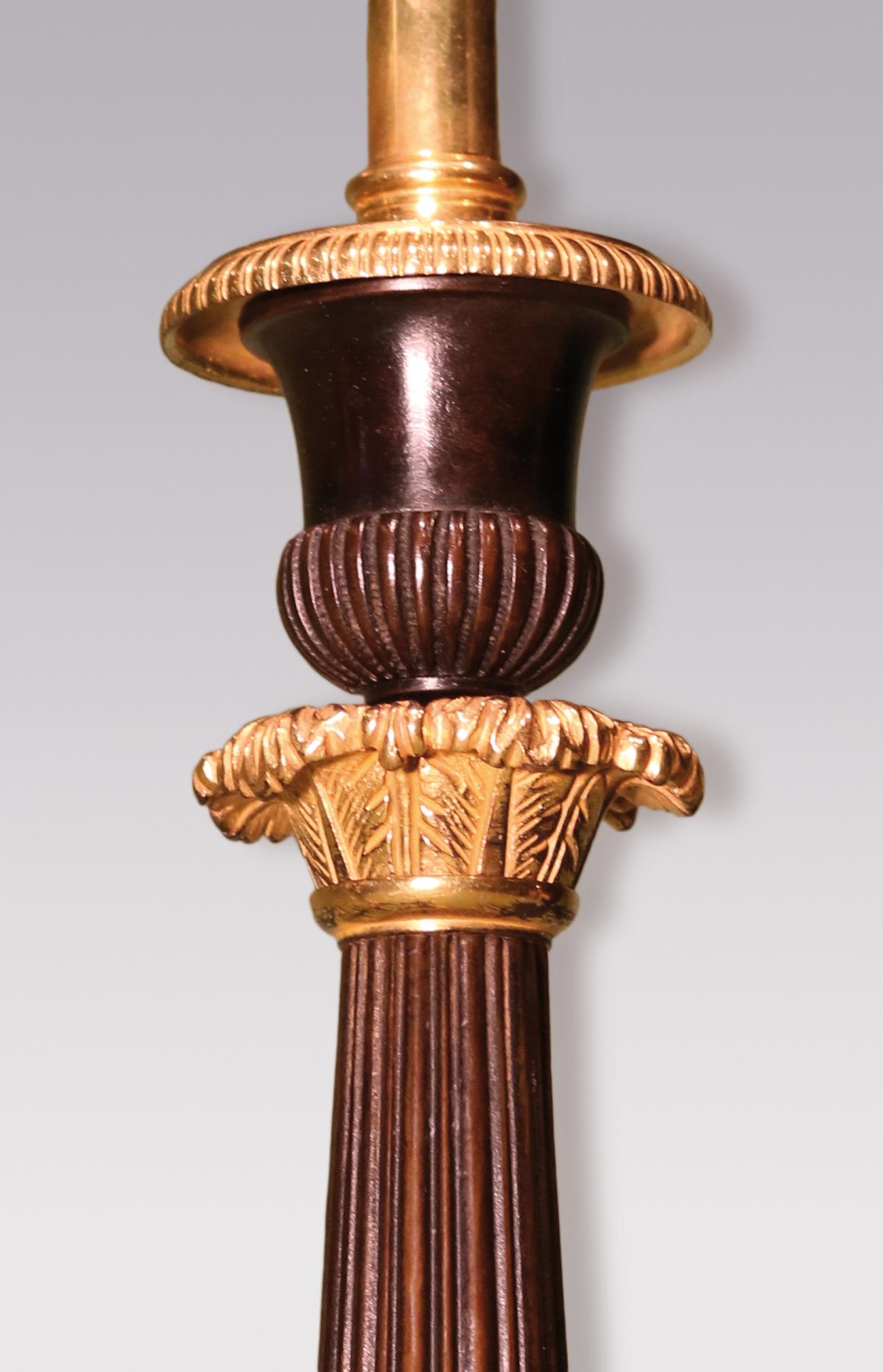 Regency Coppia di lampade a candelabro scanalate in bronzo e ormolu del XIX secolo in vendita
