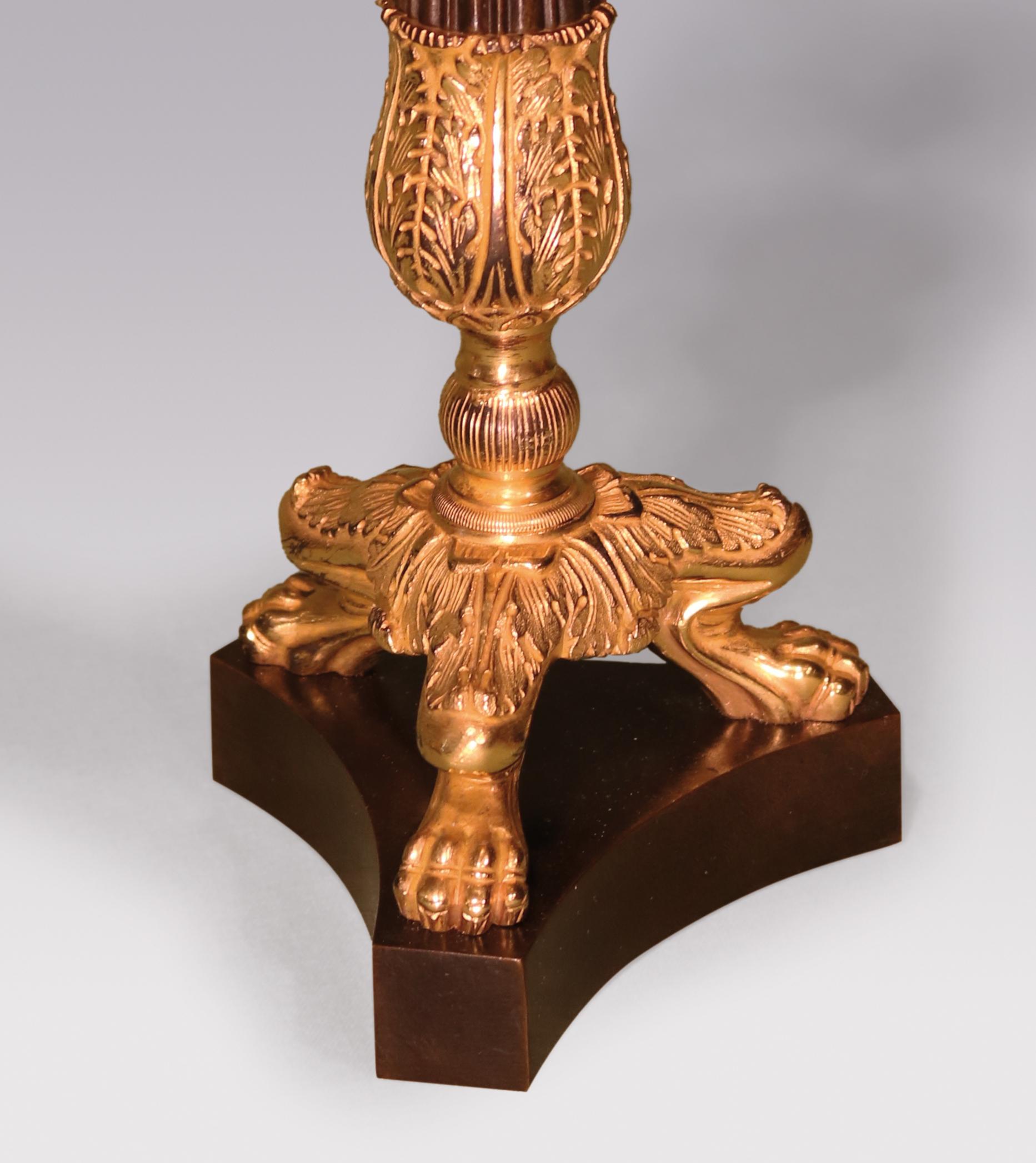 Inglese Coppia di lampade a candelabro scanalate in bronzo e ormolu del XIX secolo in vendita