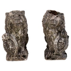 Paire de lions anciens en pierre calcaire, France, vers 1900