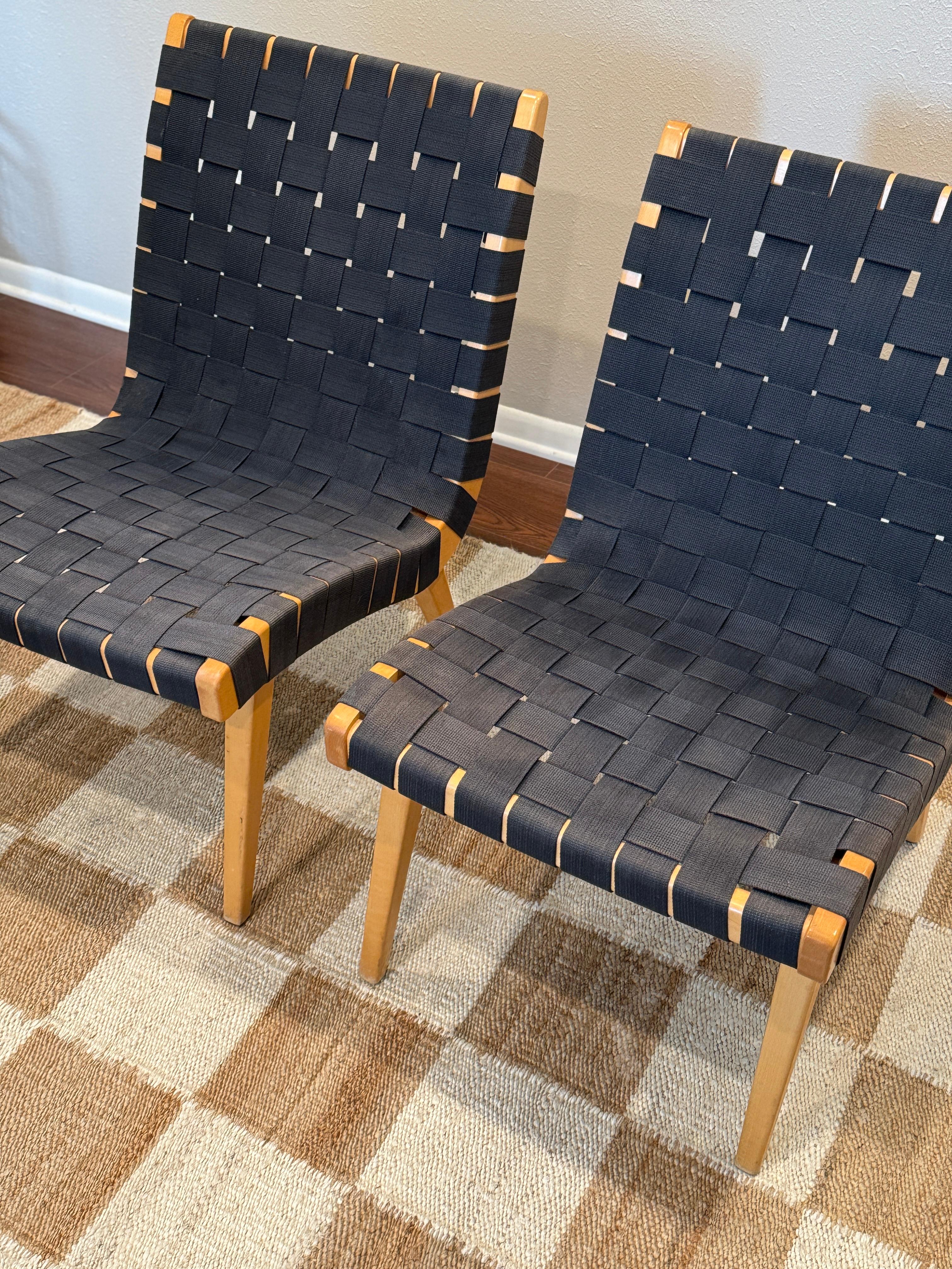 Une paire de chaises longues modèle 654 de Jens Risom, conçues dans les années 1940 pour Knoll. Je suppose qu'elles datent du début des années 2000. Un style moderne classique du milieu du siècle, toujours en production. Cet ensemble a un cerclage