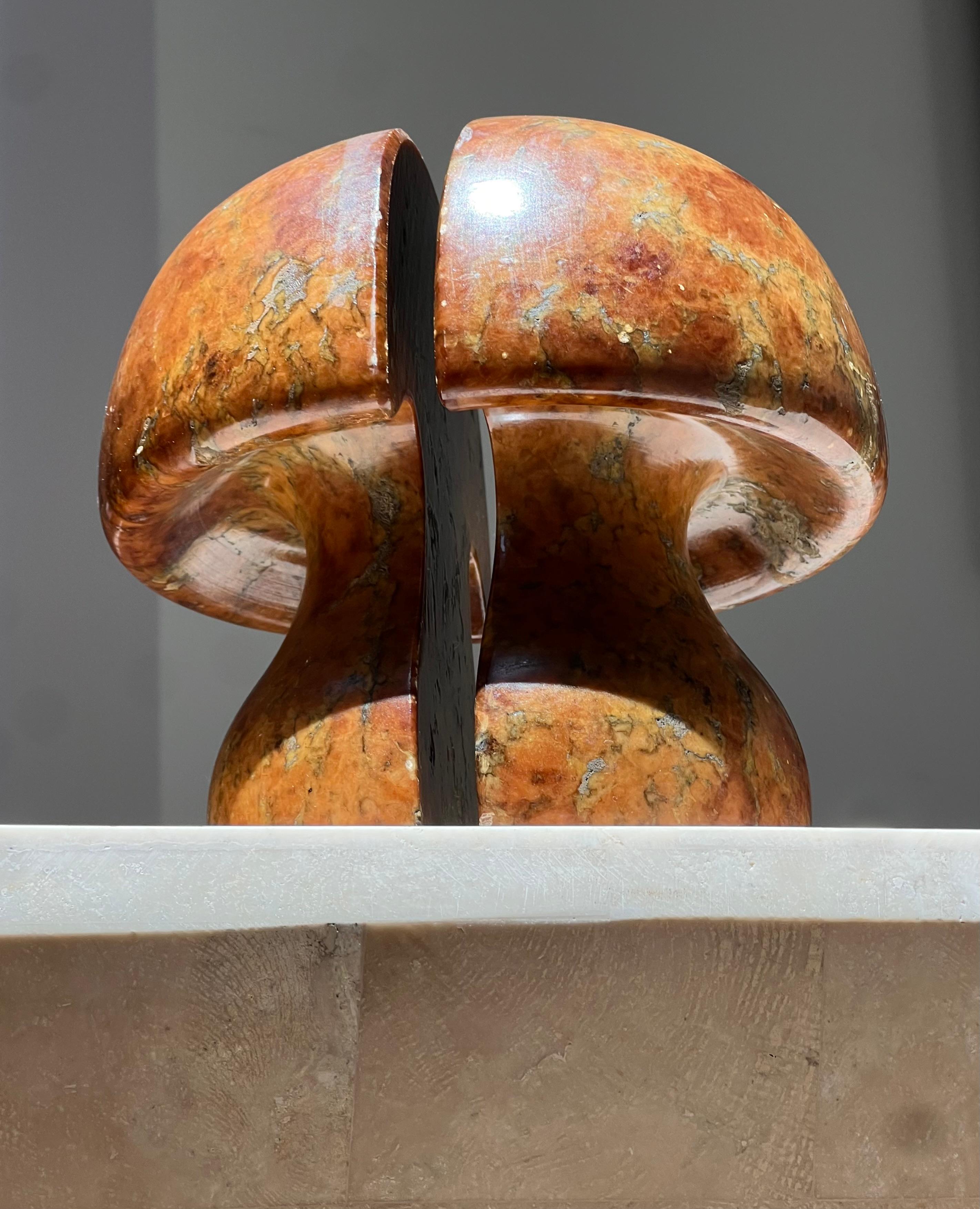 Coppia di fermalibri in marmo alabastro intagliato a mano, realizzati in Italia nel 1960 circa. Questi fermalibri scultorei vantano i toni dell'arancio, dell'ocra e del peltro. L'adesivo originale sul retro di un fungo recita 
