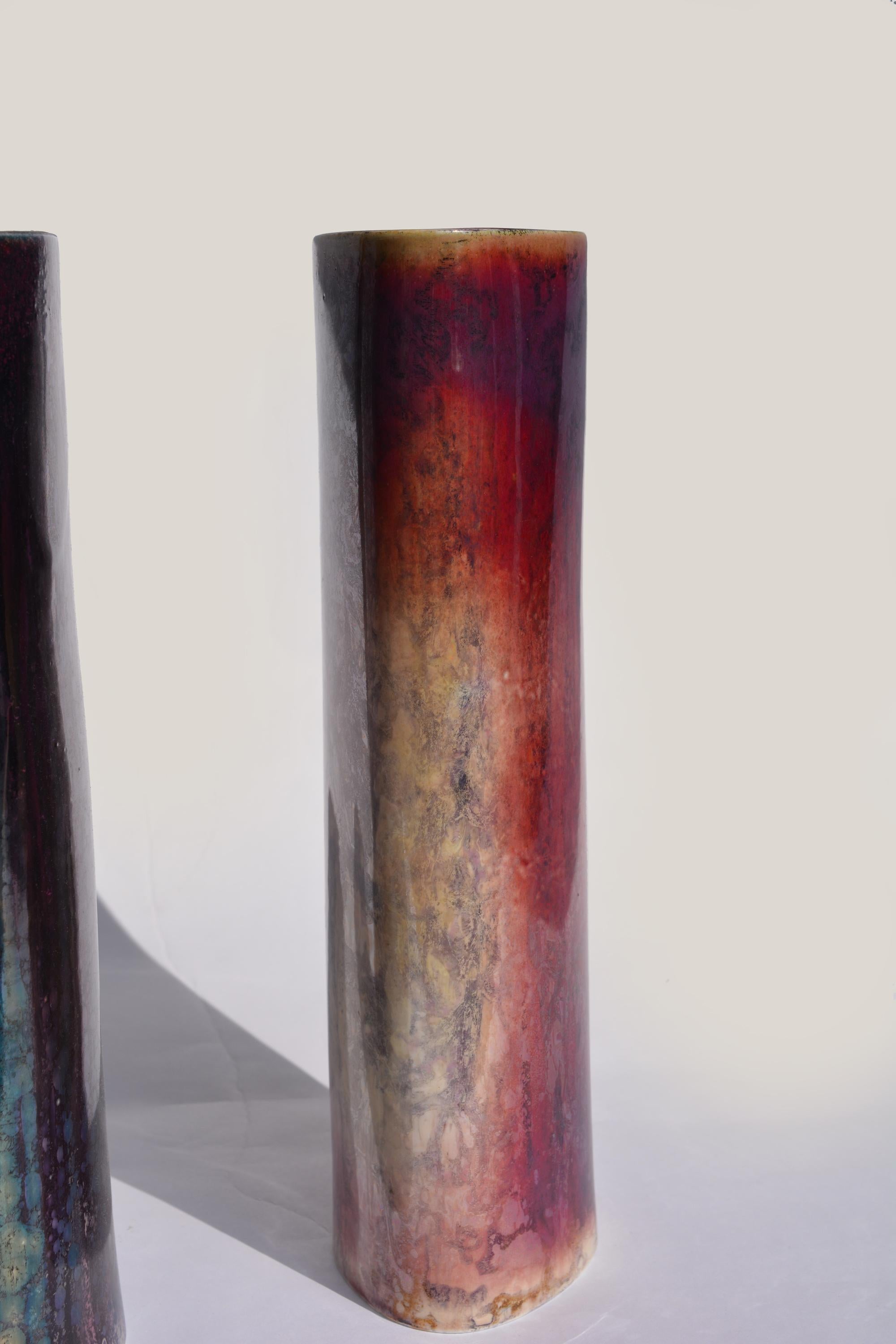 Ein Paar Vasen-Sèvres
Nationale Manufaktur von Sèvres
Frankreich, Sèvres, 1986.
Einzigartige Stücke

Paar ovale Porzellanvasen in Rollenform, jede mit einem einzigartigen
dekor aus feinen Kristallisationen und schillernden Farbtönen.
Diese