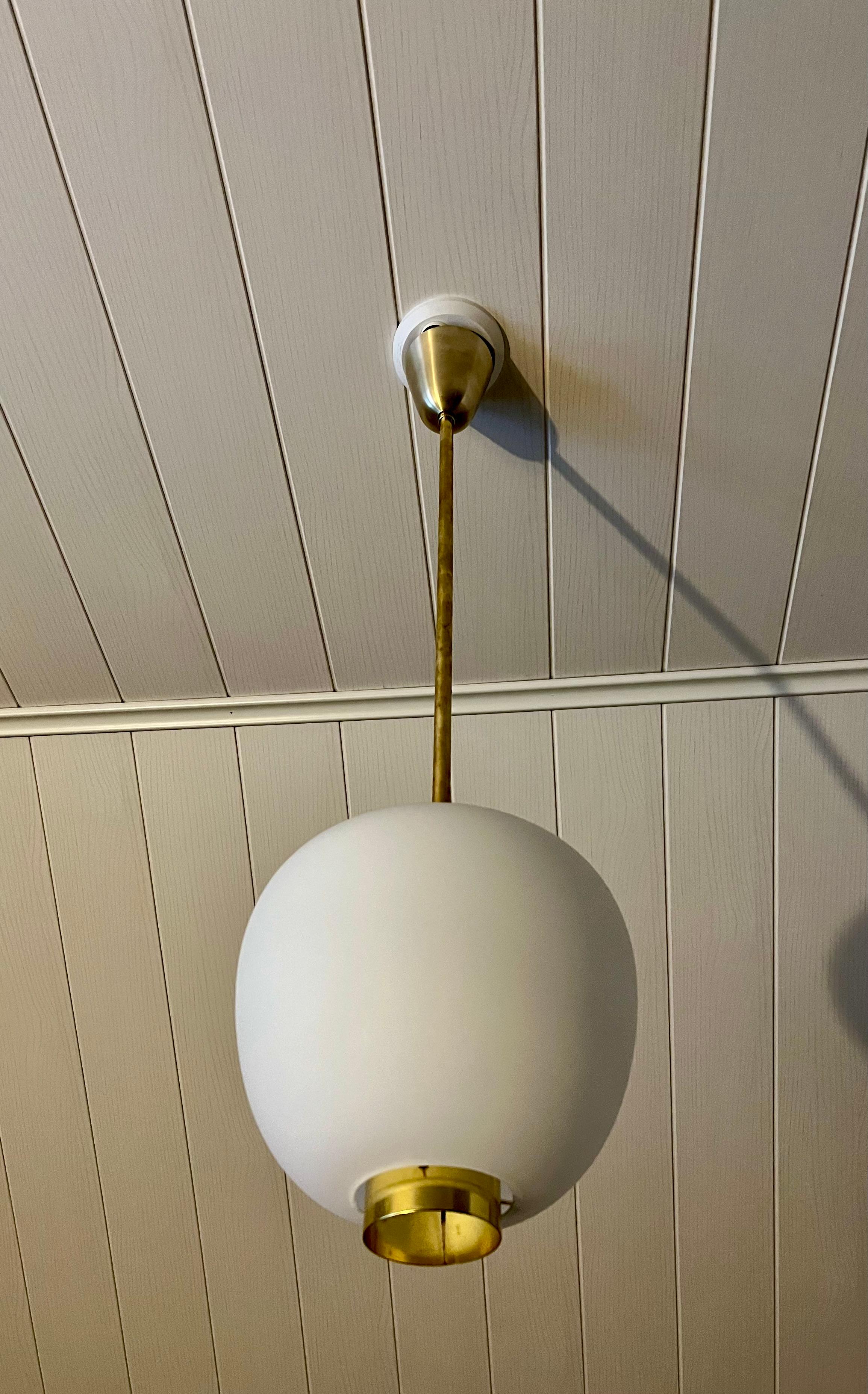 Scandinavo moderno Una coppia di lampade da soffitto Paavo Tynell, manifattura Idman. in vendita