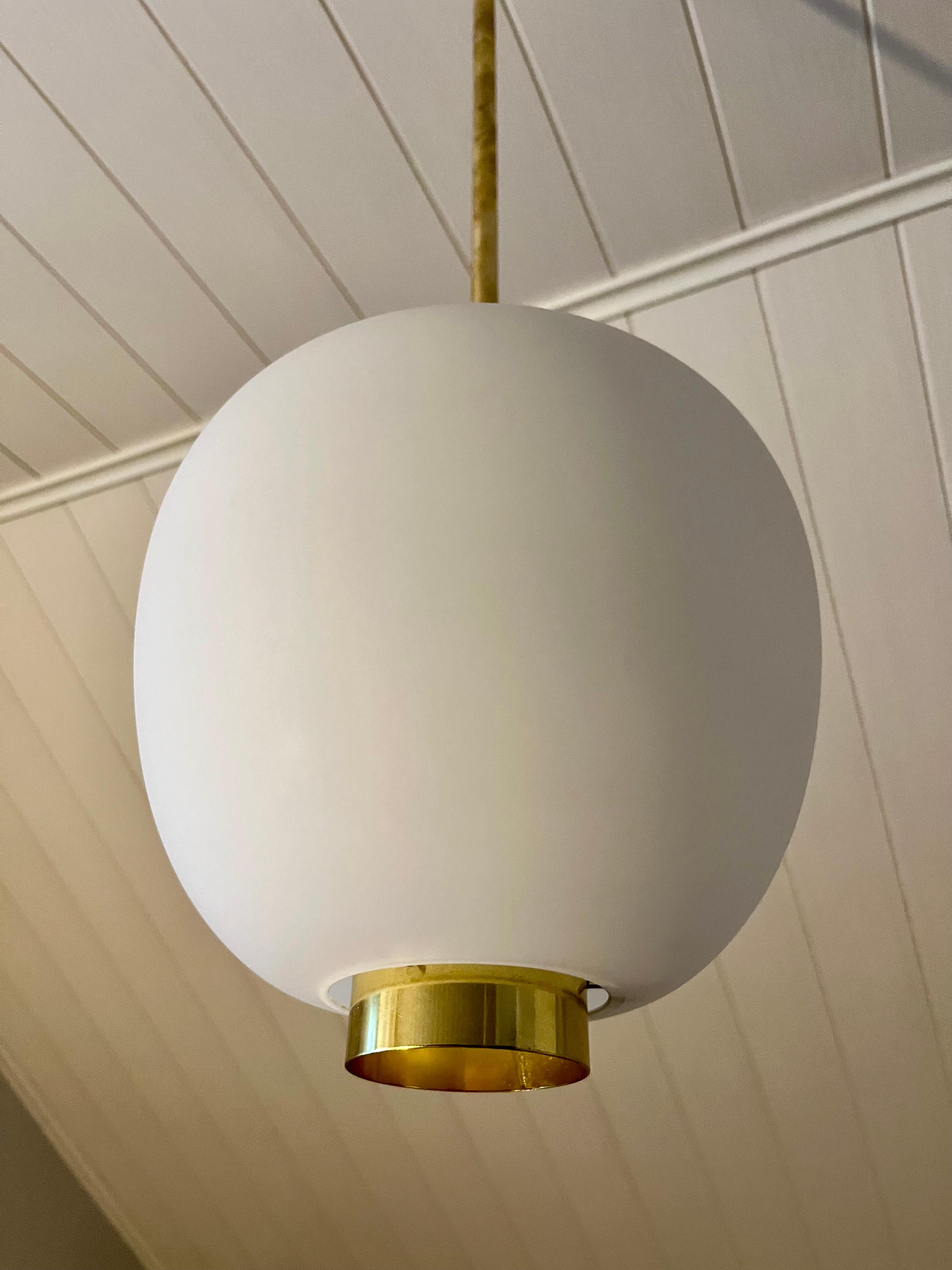 Finlandese Una coppia di lampade da soffitto Paavo Tynell, manifattura Idman. in vendita