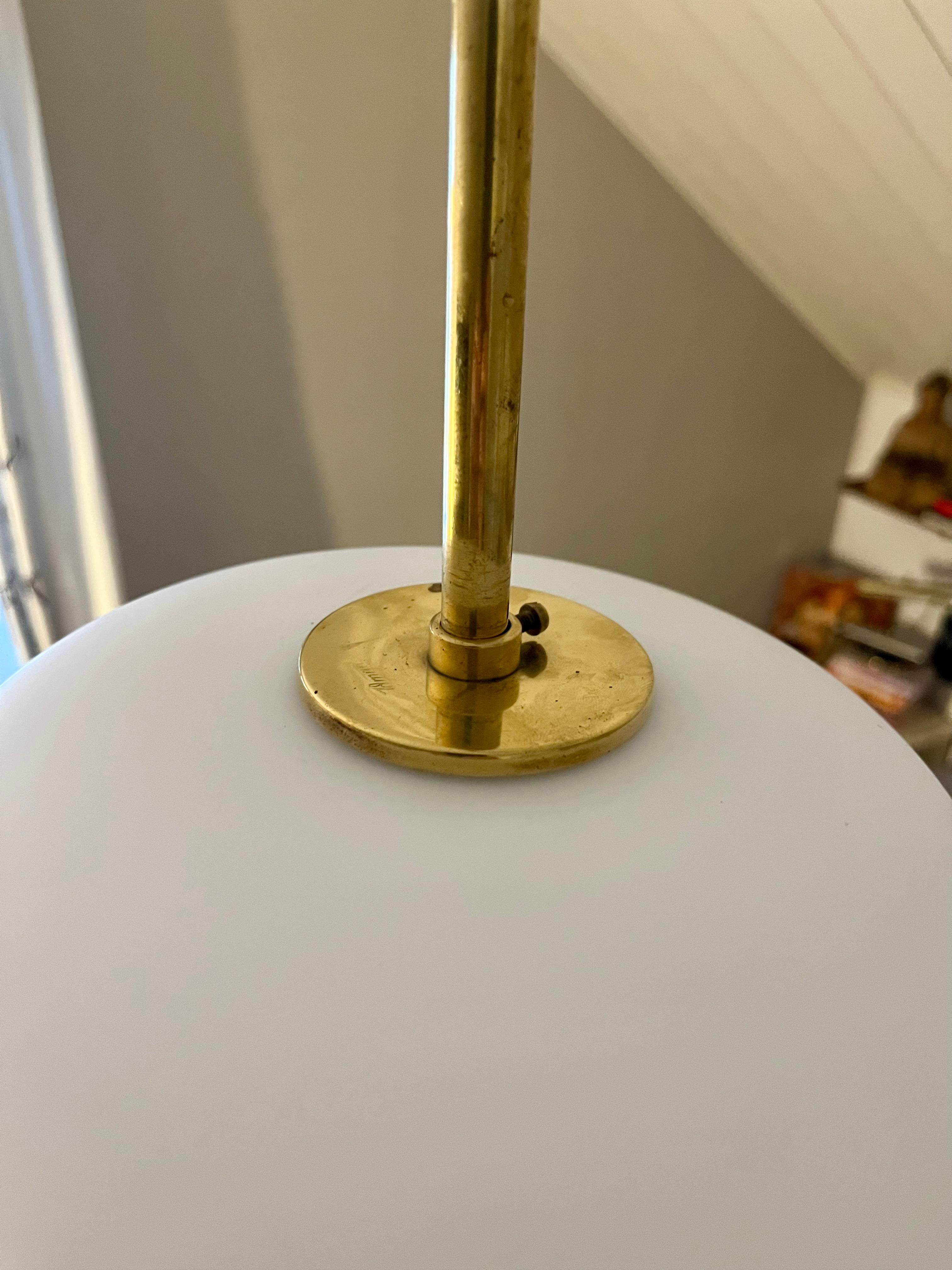 Oggetti in metallo Una coppia di lampade da soffitto Paavo Tynell, manifattura Idman. in vendita