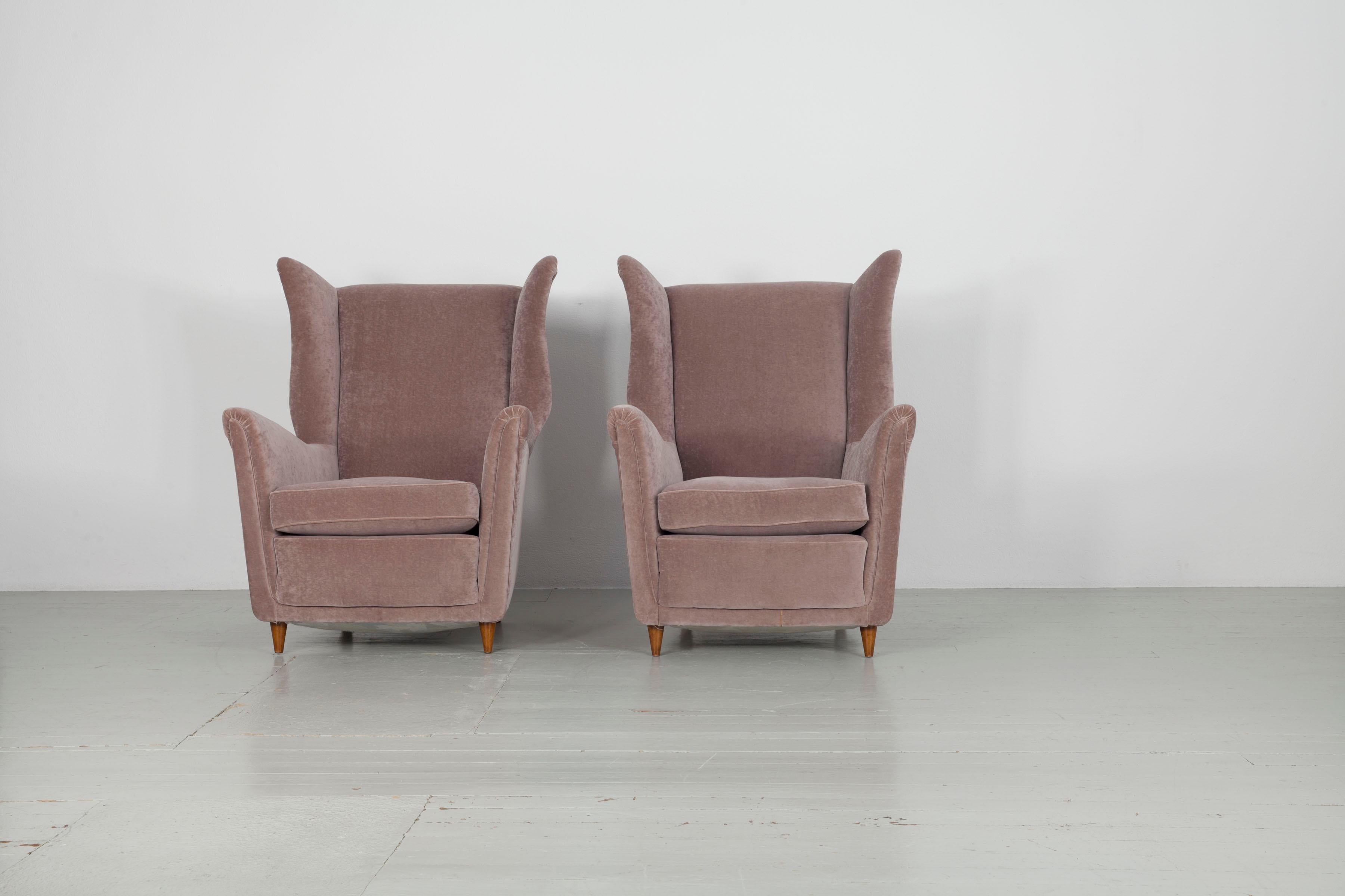Pair of wing chairs from the 1950s. 
Design: Melchiorre Bega. 
Frame and legs of wood, upholstered parts covered with velvet. 

Letteratura: Domus 250 (settembre 1950) Irene de Guttry, Maria Paola Maino, il mobile italiano degli anni '40 e '50,