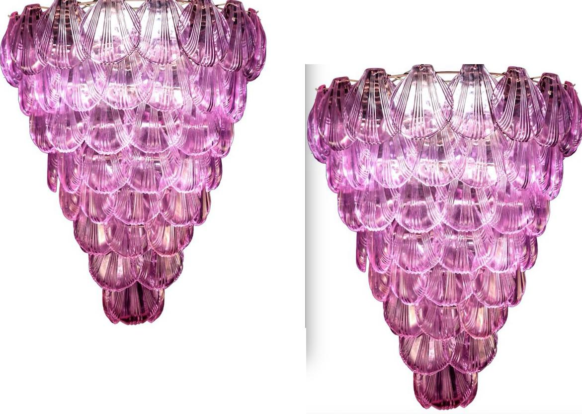 Una coppia di lampadari in vetro di Murano a conchiglia rosa 1980
