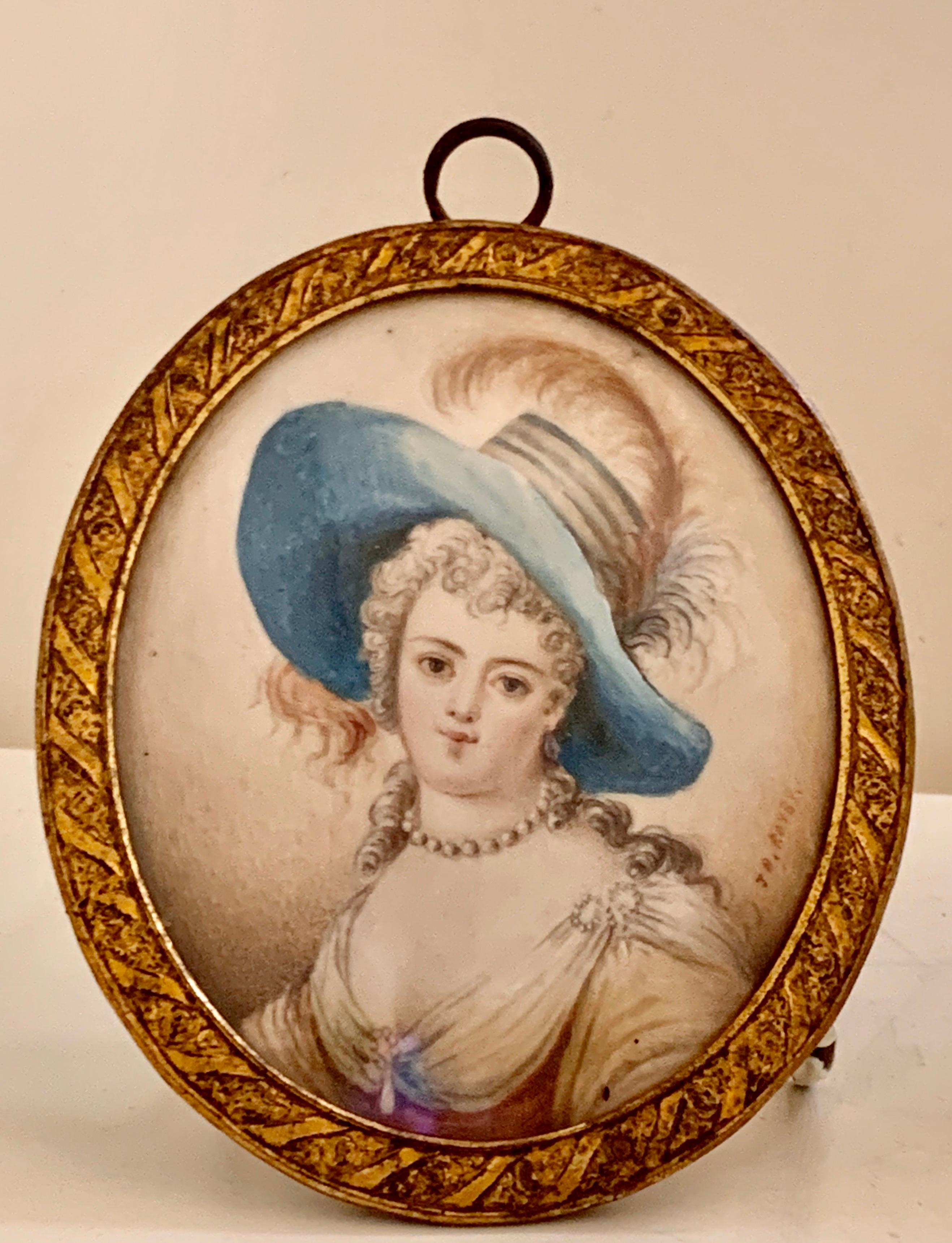 Cette très belle paire a été peinte dans la seconde moitié du 18e siècle
Peintes à la main, portant de magnifiques robes, des colliers de perles à plusieurs brins,
dans leurs cadres d'origine en métal doré.
hauteur 4 1/4in (11cm) de haut.