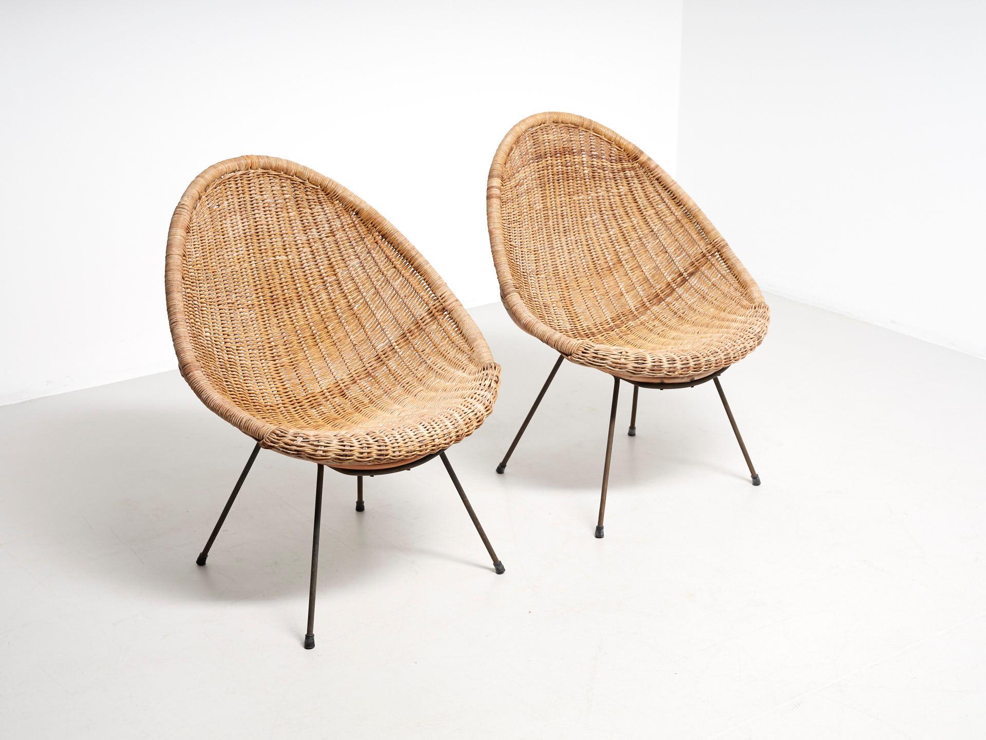 A pair Italian design rattan/wicker 'basket' chairs from the 1950s. With minimalistic metal frame. Inspired by Roberto Mango.