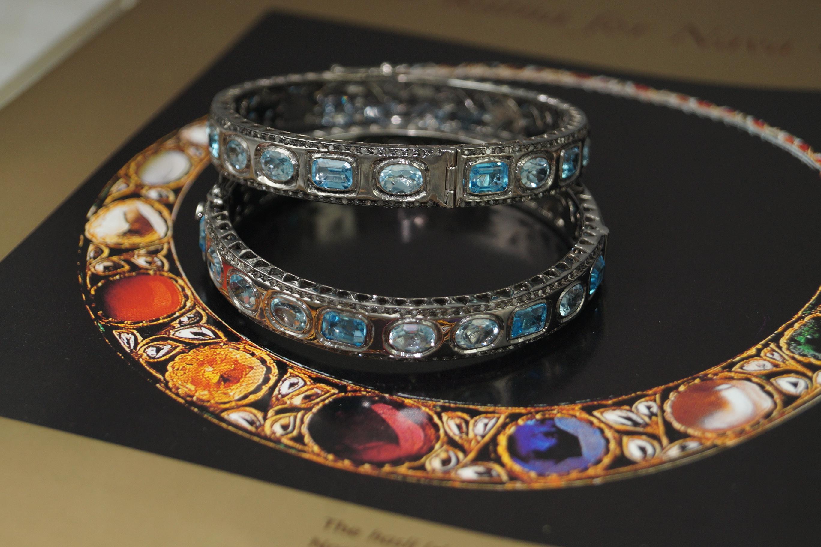 A pair Retro style pave diamond Blue topaz oxidized sterling silver bracelet In New Condition For Sale In Delhi, DL