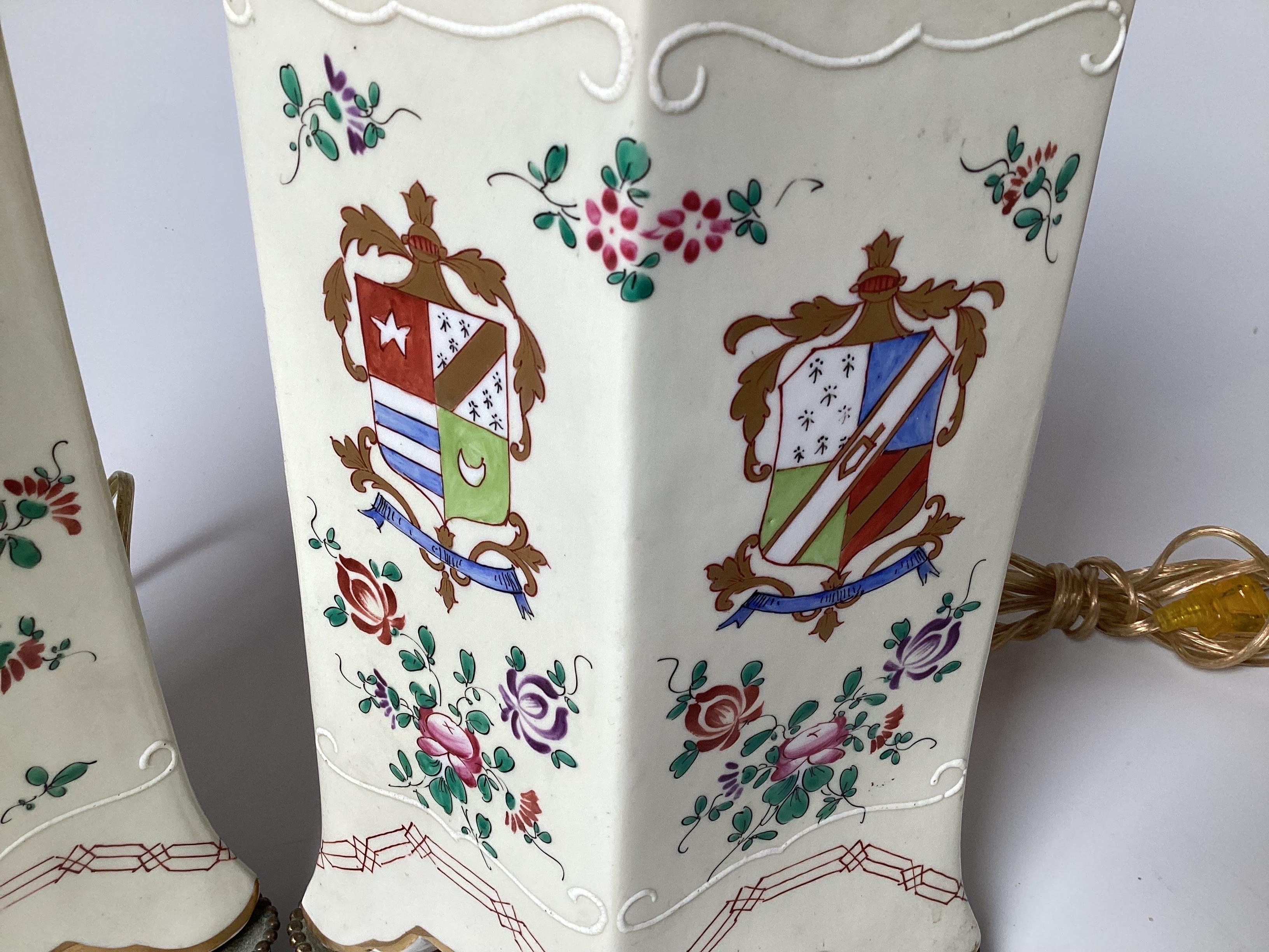Coppia di lampade armoriali in stile Samson In condizioni buone in vendita a Lambertville, NJ